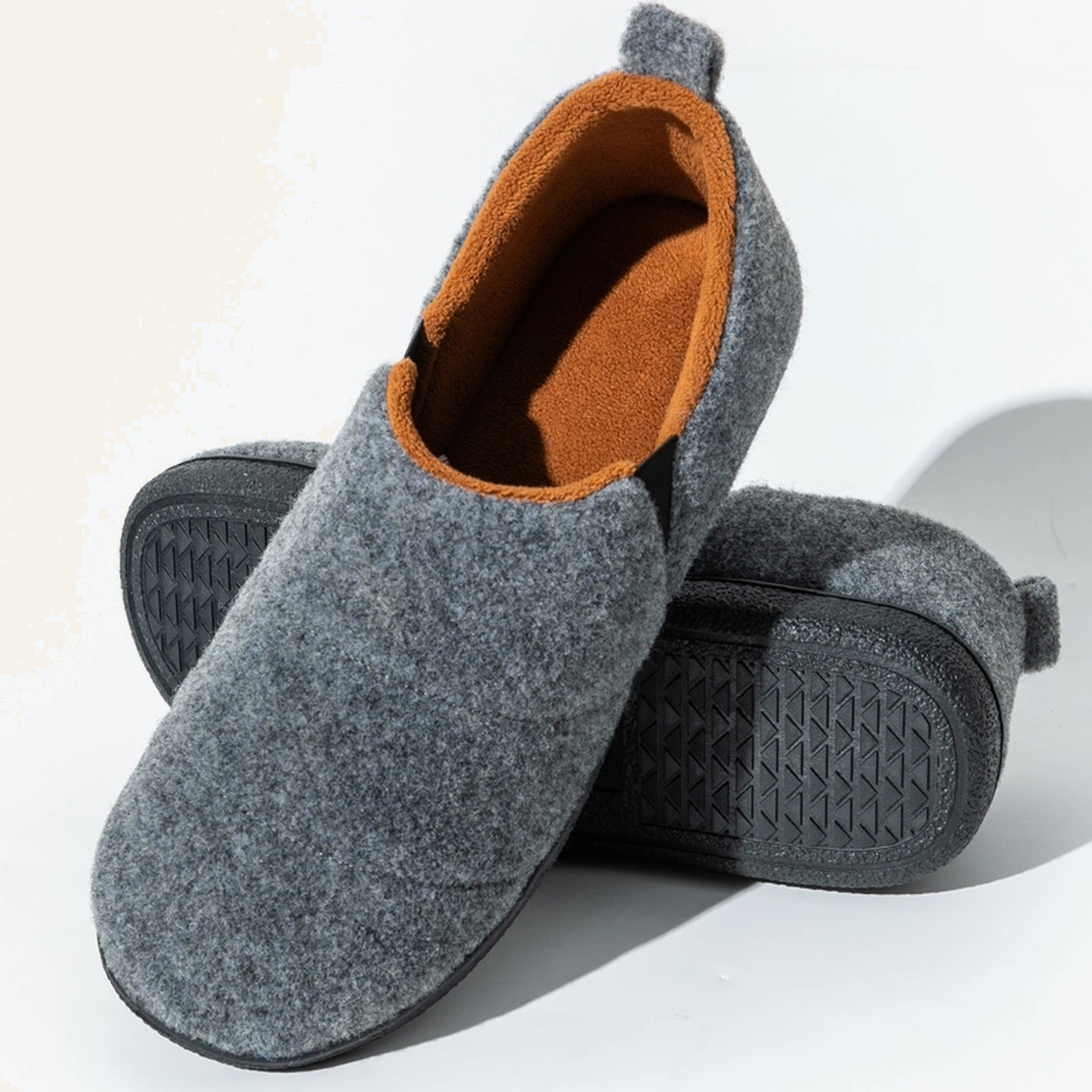 Paire de chaussons homme gris avec semelle visible Image