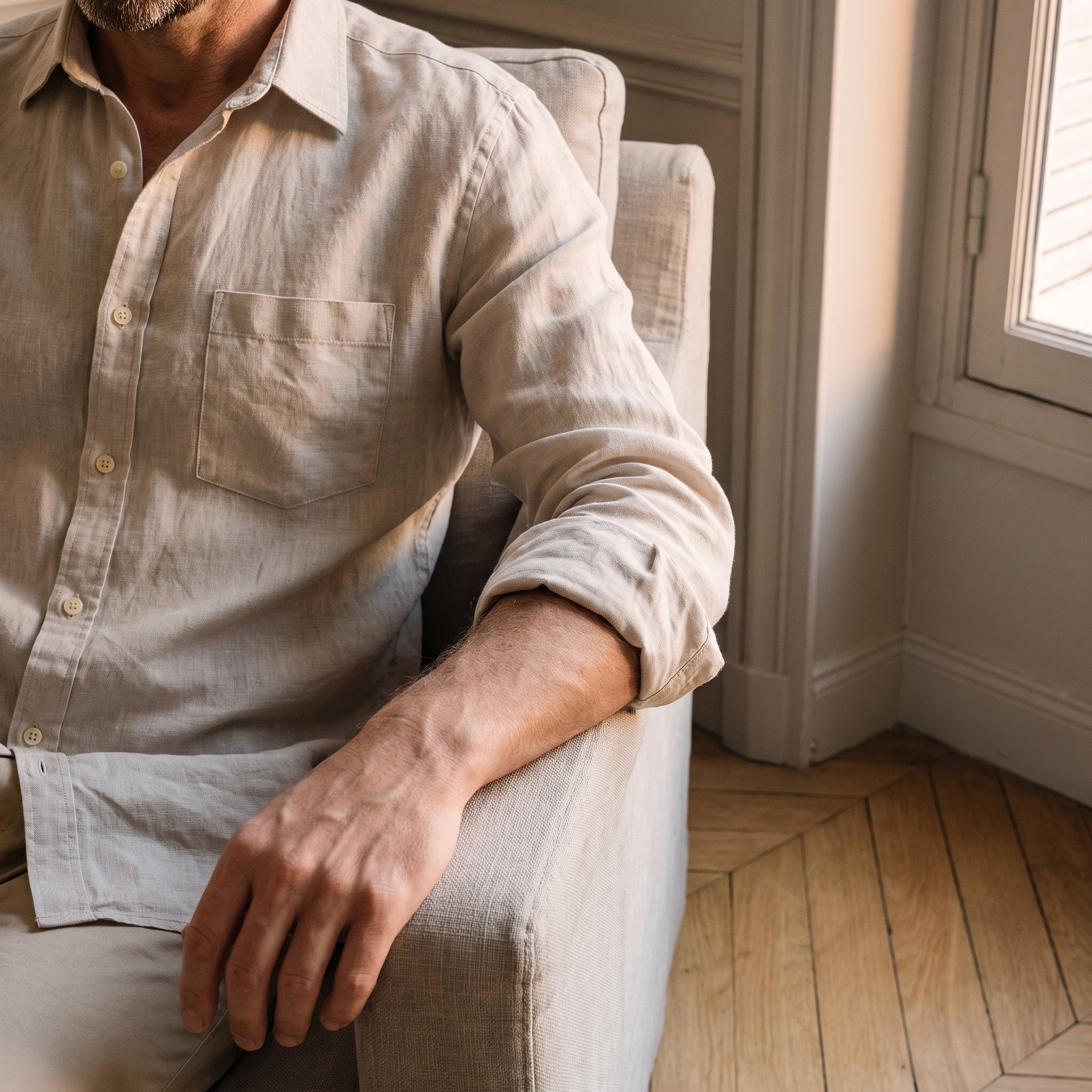 Manche de la chemise homme en coton et lin remontée jusqu'au coude Image
