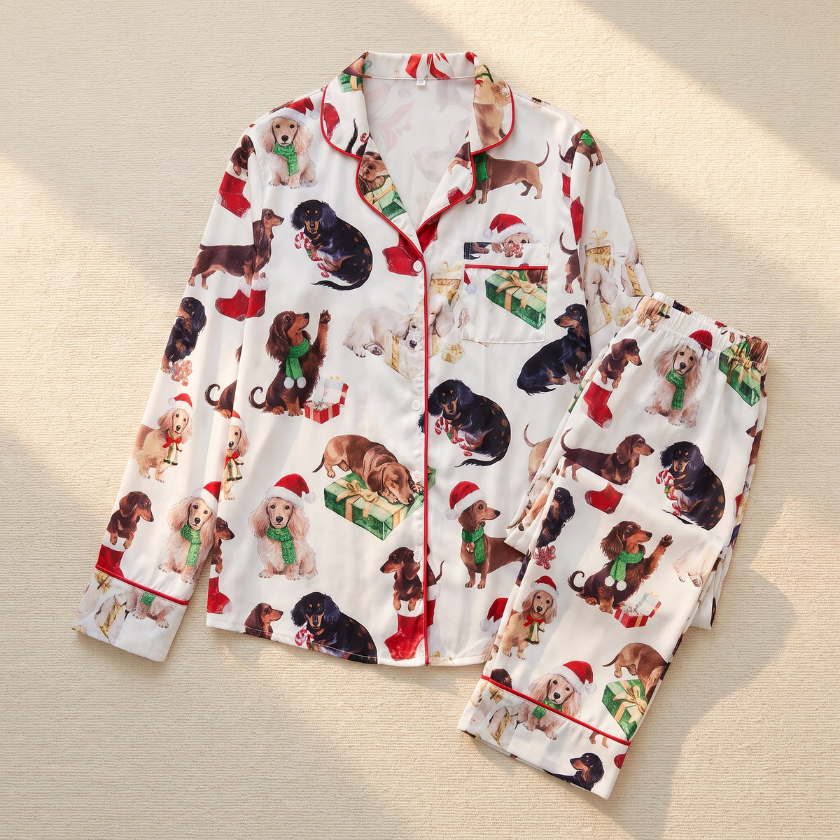 Haut et pantalon du pyjama de Noël femme à chiens sur fond uni