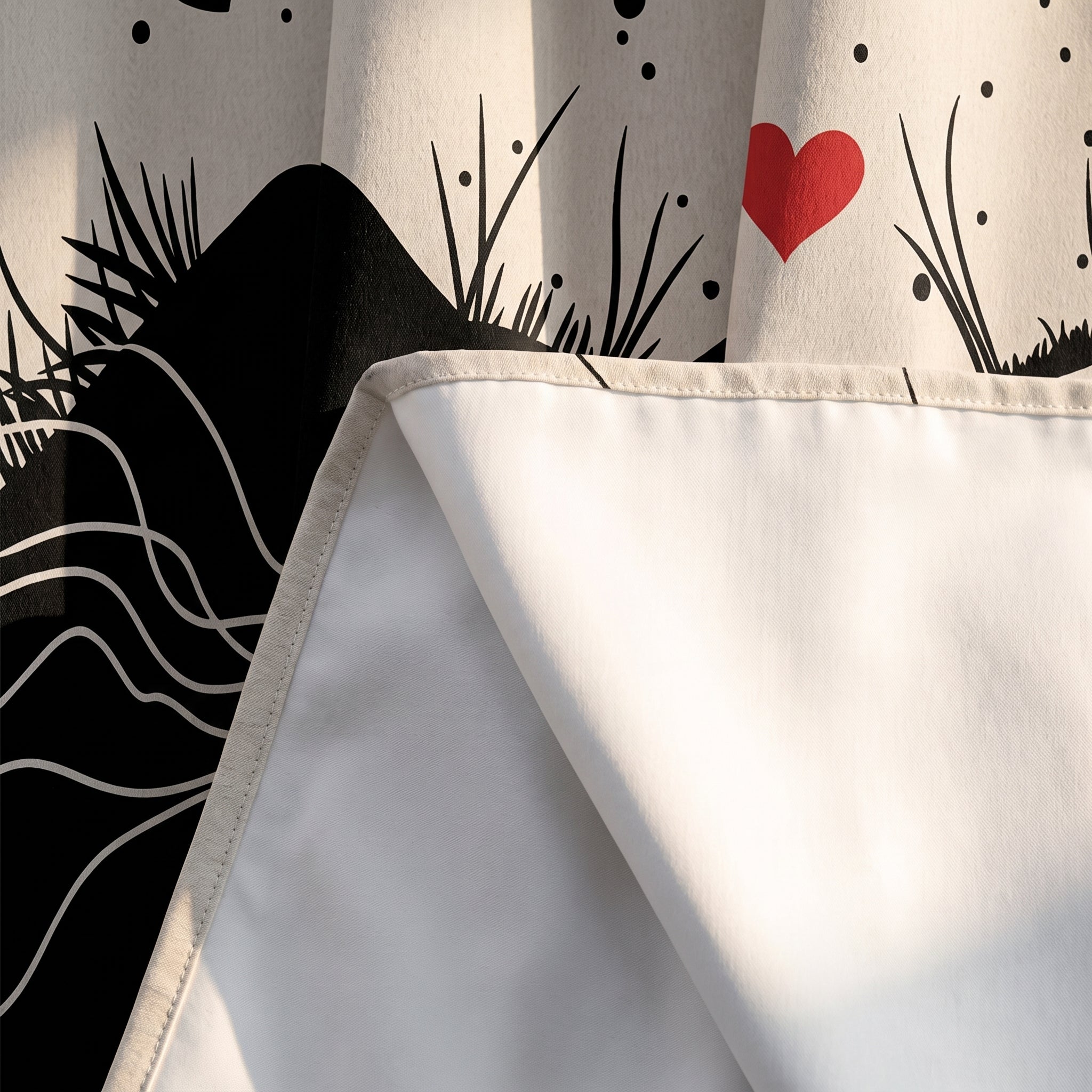 Envers blanc uni du rideau chats amoureux, replié sur la face imprimée Image