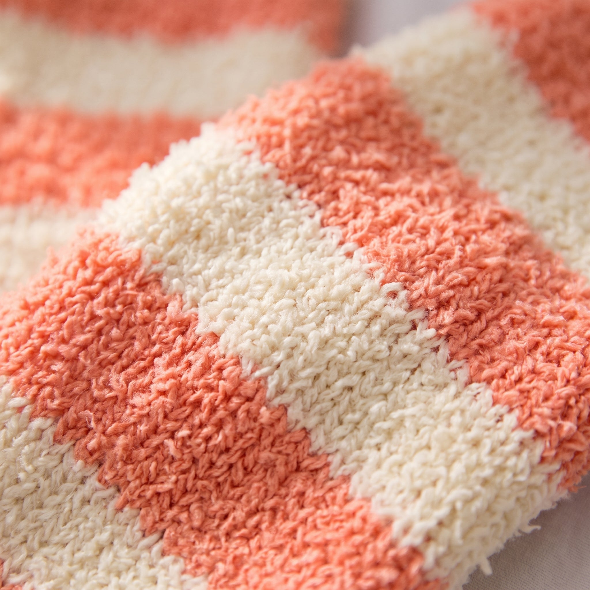 Maille duveteuse et rayures larges des chaussettes Image