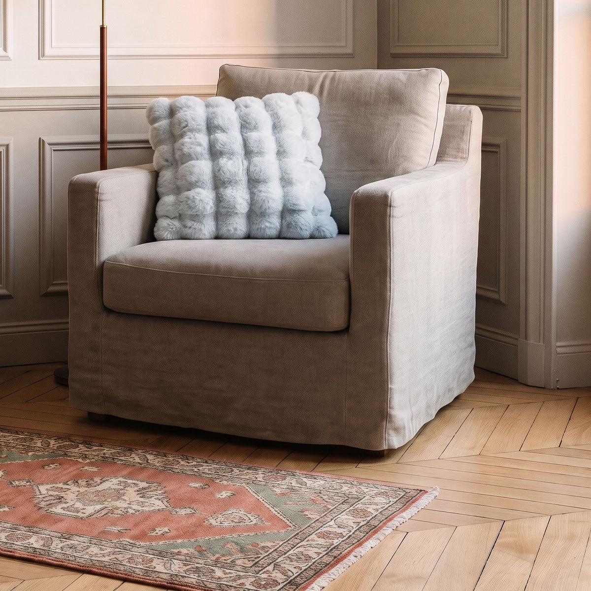 Le coussin bleu en fausse fourrure calé dans le fauteuil du coin lecture Image