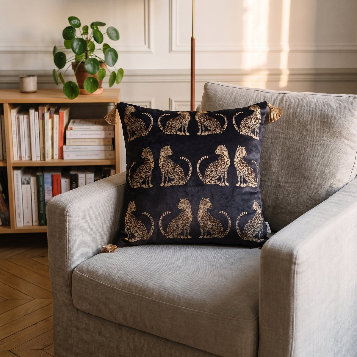 Housse de coussin léopard noire sur le fauteuil d'un coin lecture Image