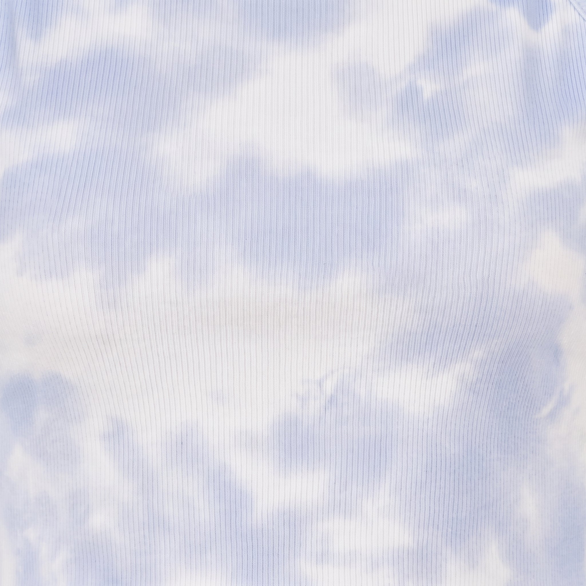 Le tie and dye du débardeur, coloris violet, nuages blancs dilués dans la couleur Image