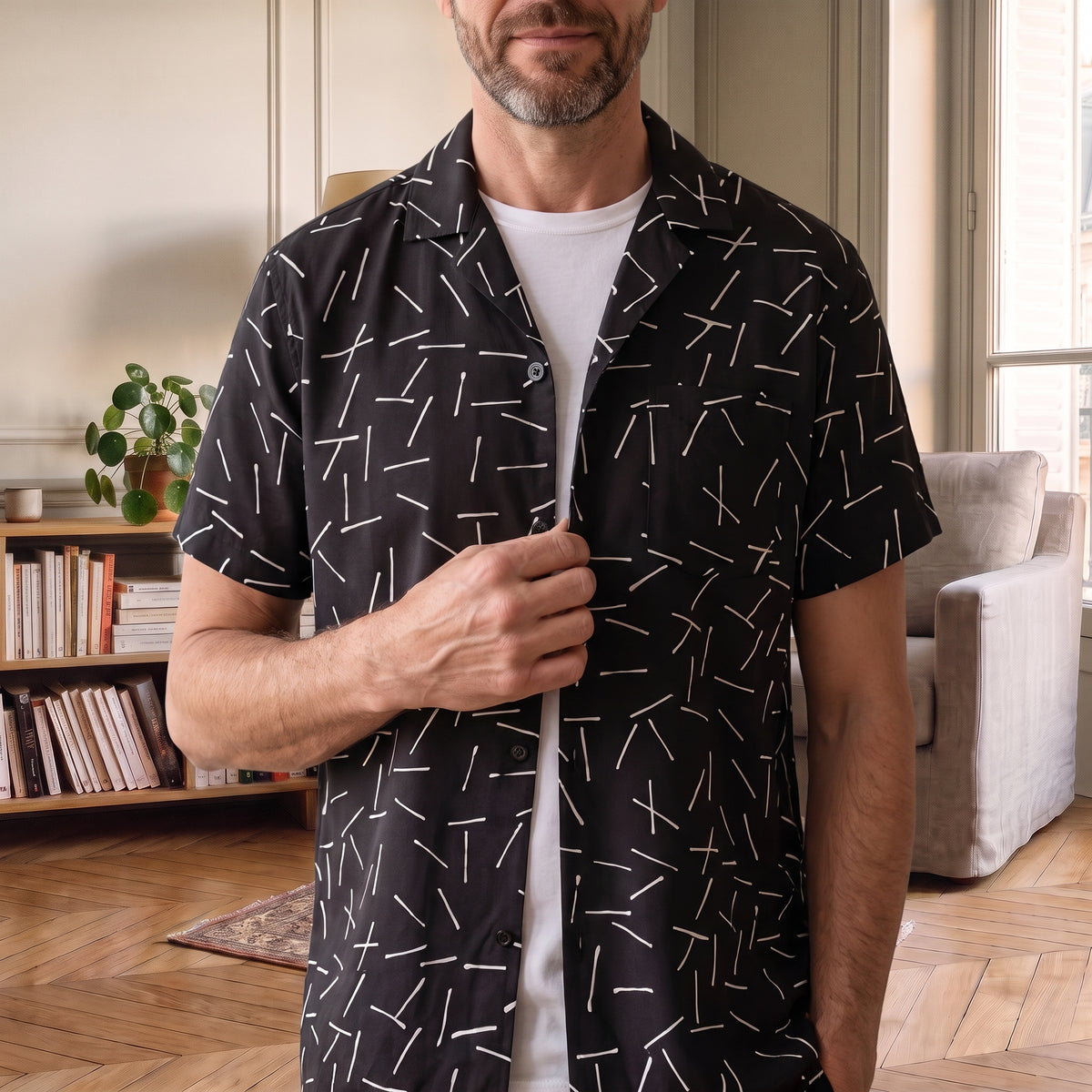 Col ouvert de la chemise imprimee, plan buste, une main sur le pan Image