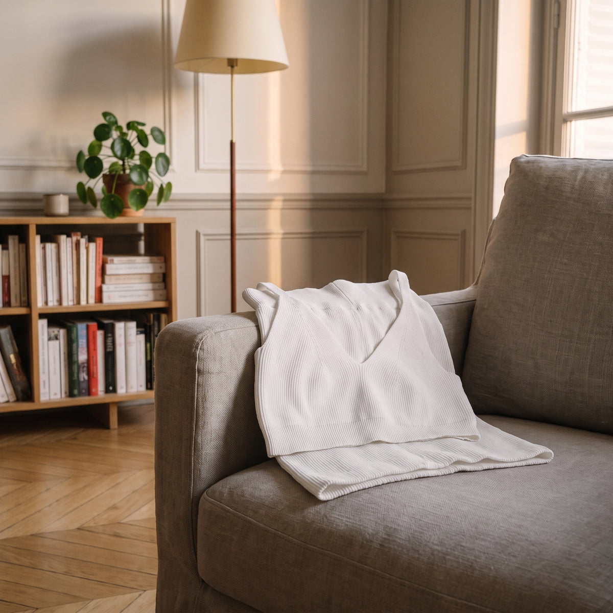 Ensemble en maille plié sur le bras d'un fauteuil de lecture Image