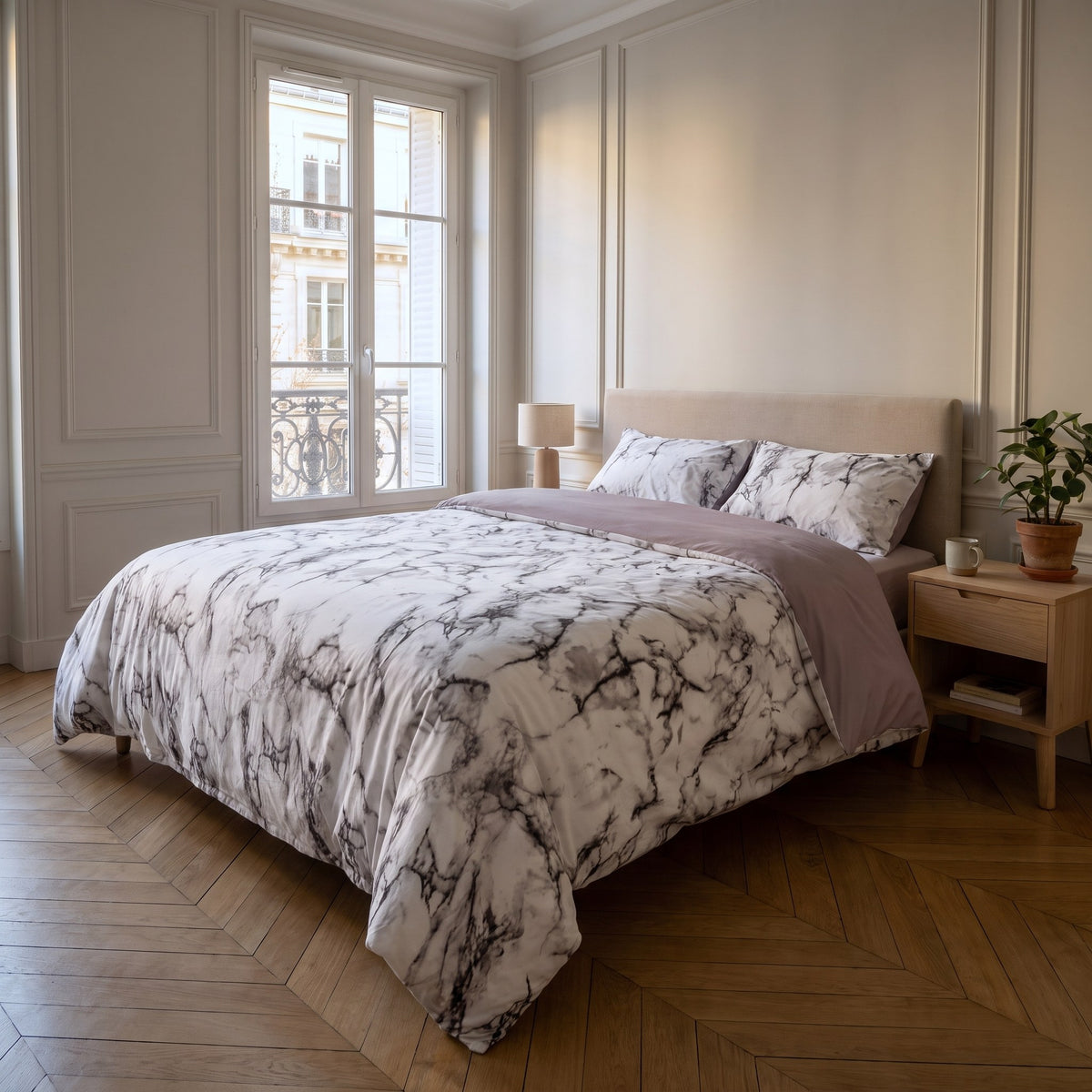 Chambre claire habillée de la housse de couette marbrée blanche Image