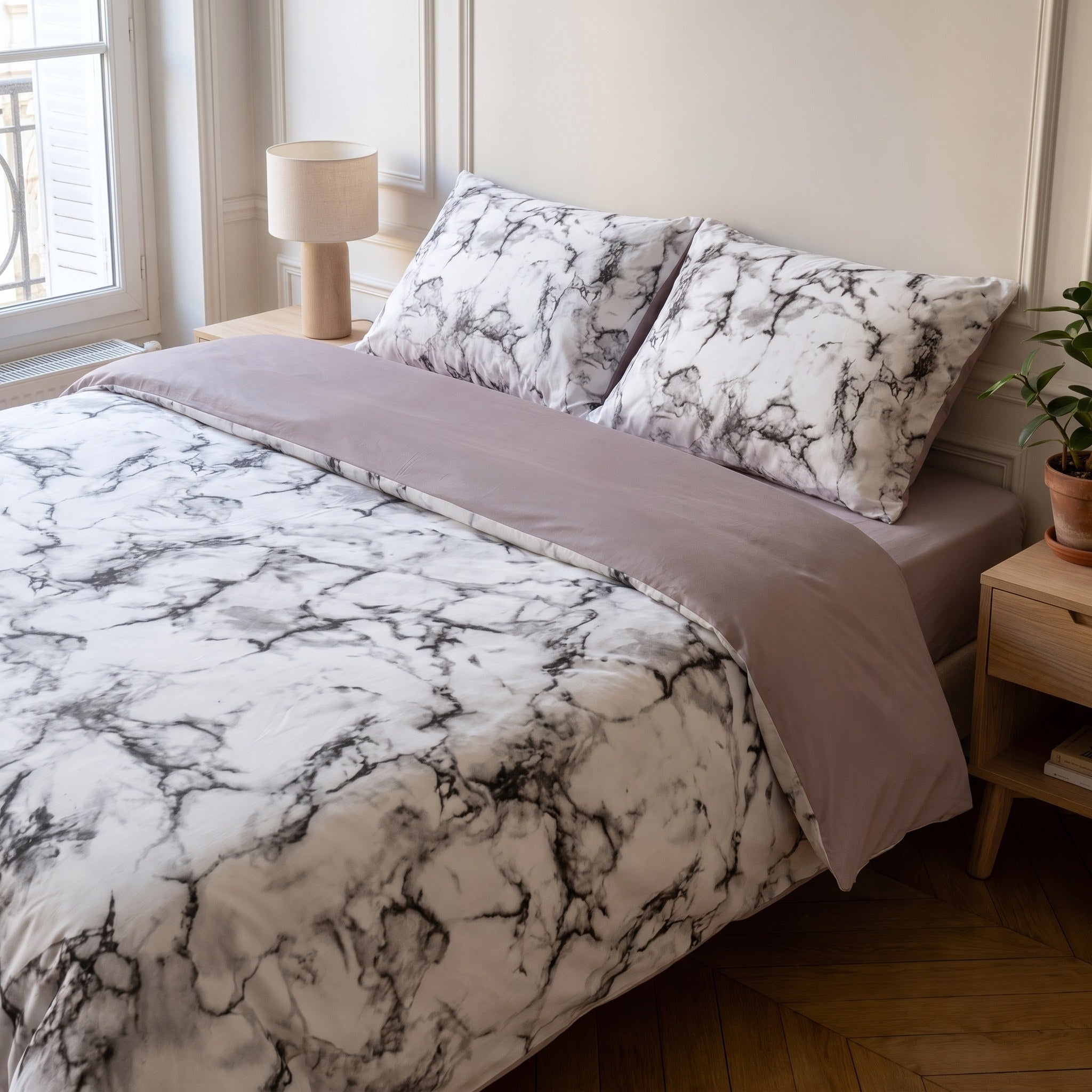 Tête de lit avec la housse de couette marbrée blanche et ses taies d'oreiller Image