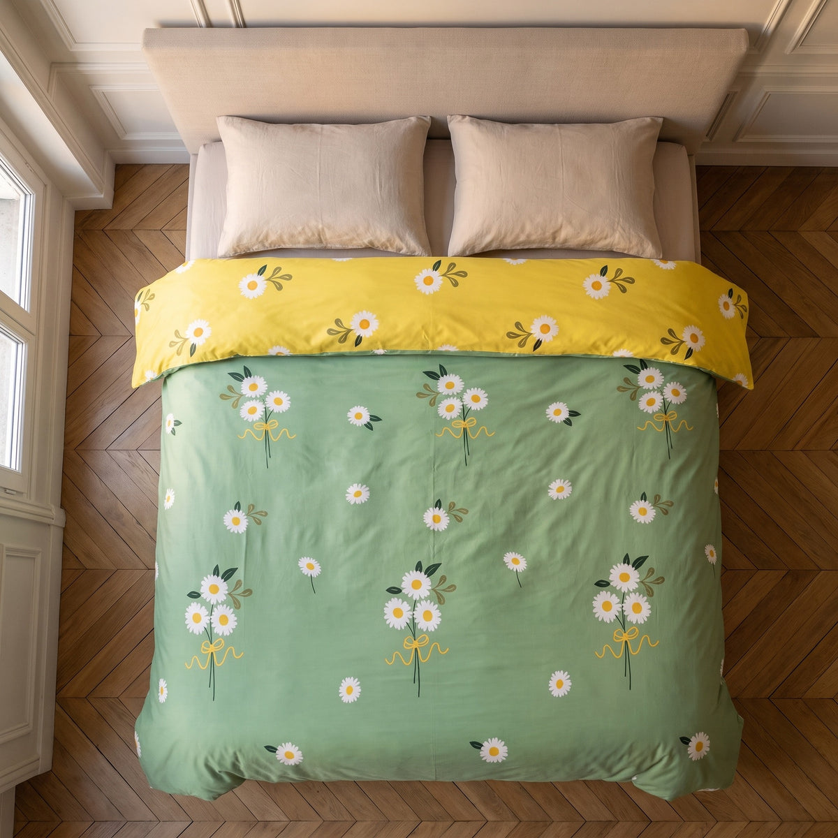 La housse de couette vue du dessus, tendue sur le lit, sa retombée de chaque côté du matelas Image