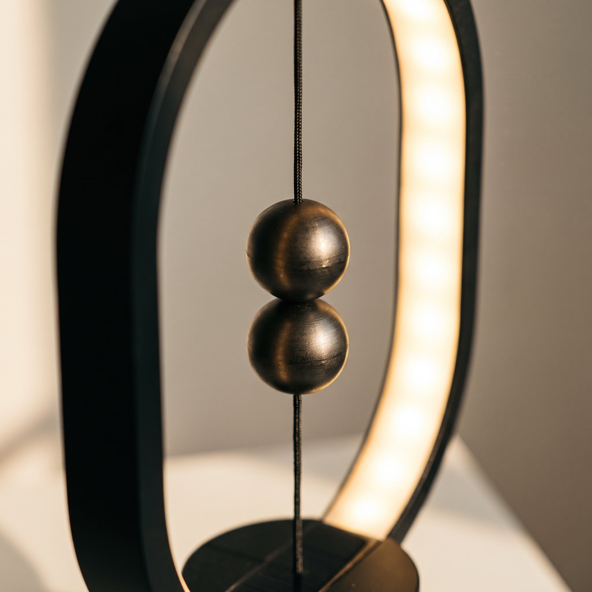 Détail des deux billes magnétiques jointes au milieu de l'ovale, la lampe allumée Image