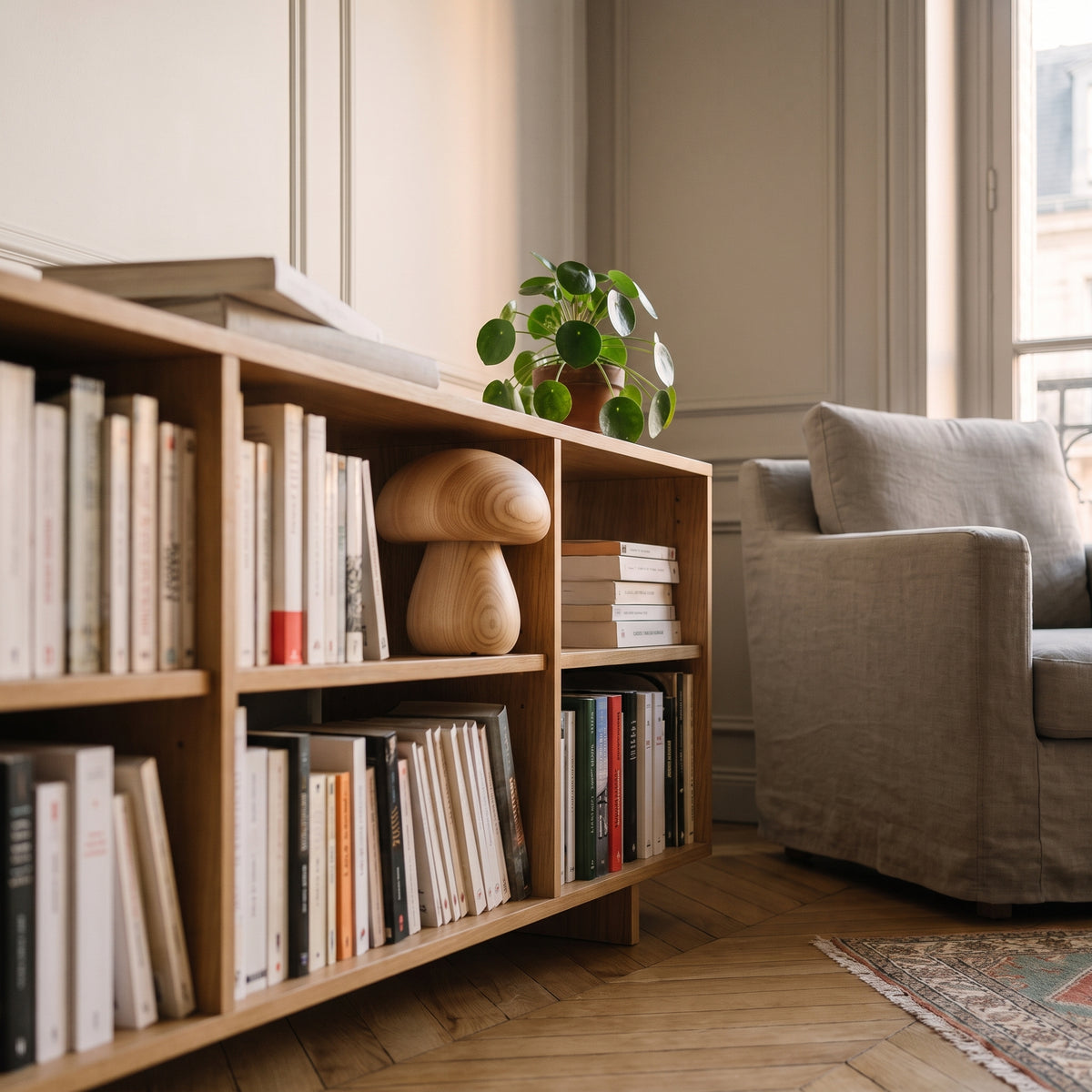 Lampe champignon en bois clair éteinte sur une étagère de la bibliothèque, objet de bois Image
