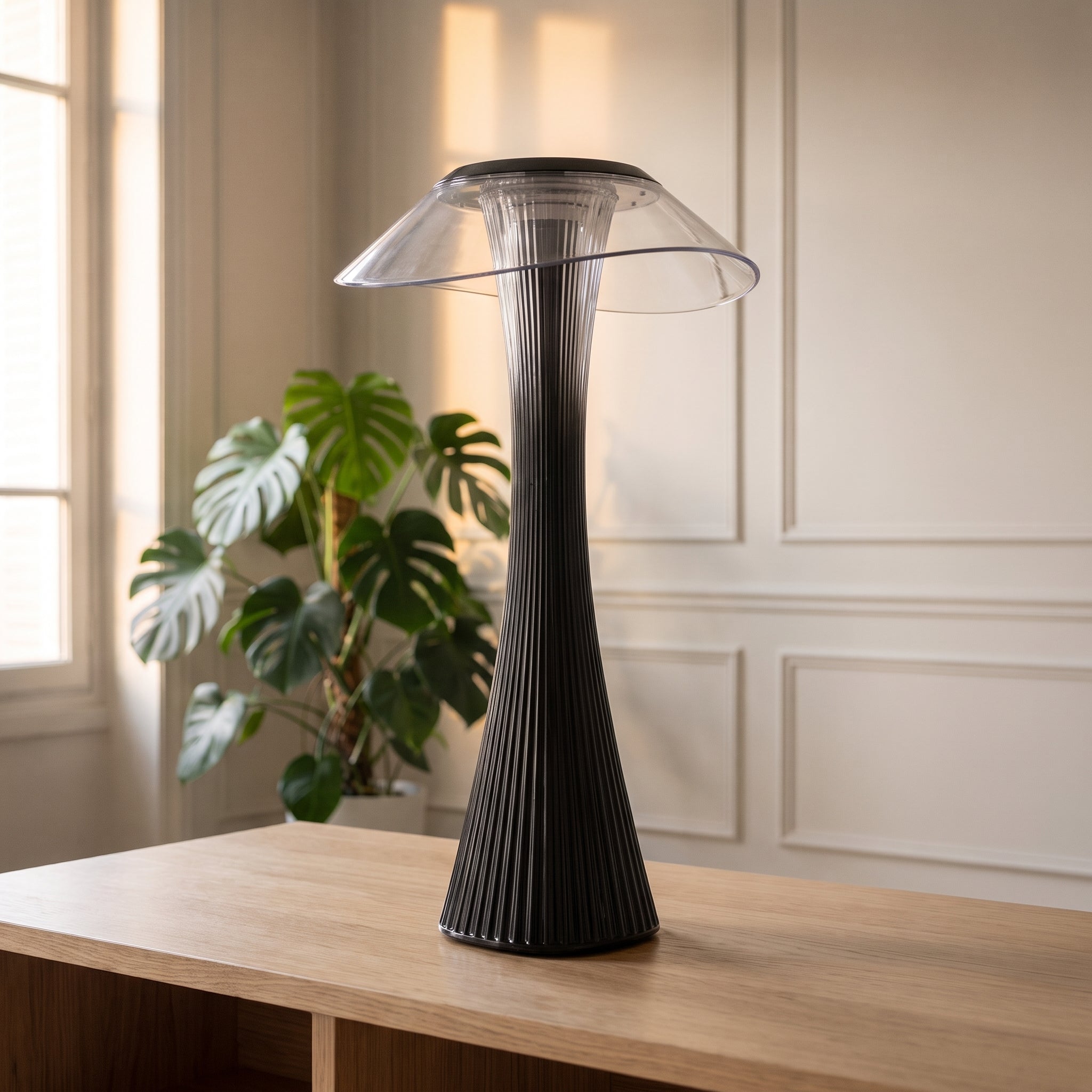 Lampe à poser gris fumé éteinte en pleine lumière du jour Image