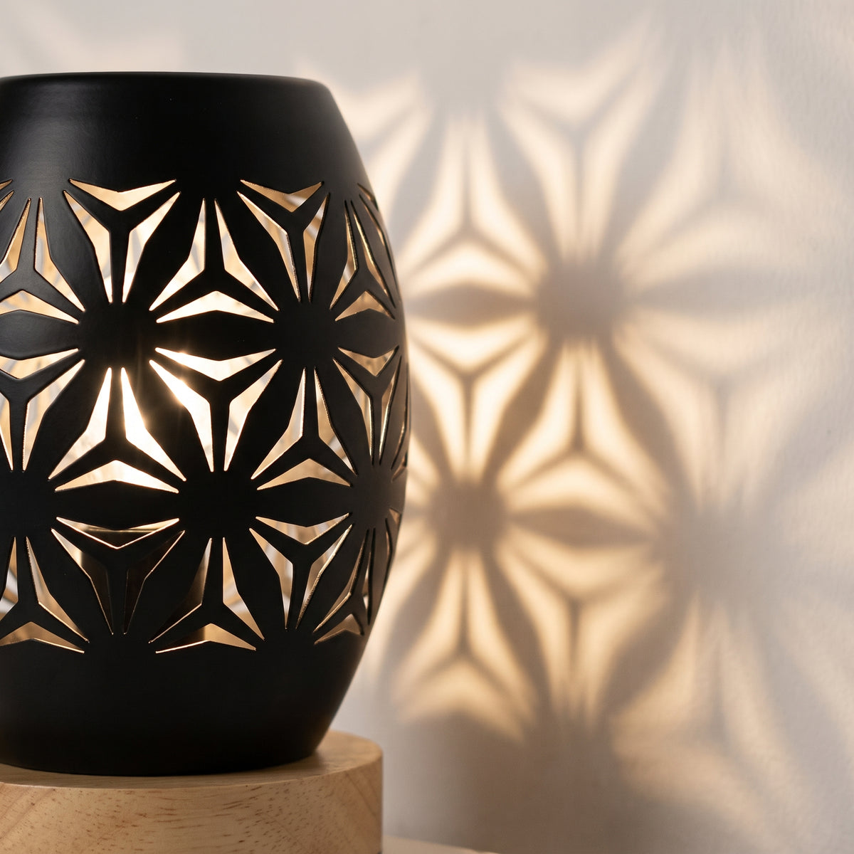 Métal ajouré de la lampe photophore traversé par la lumière Image