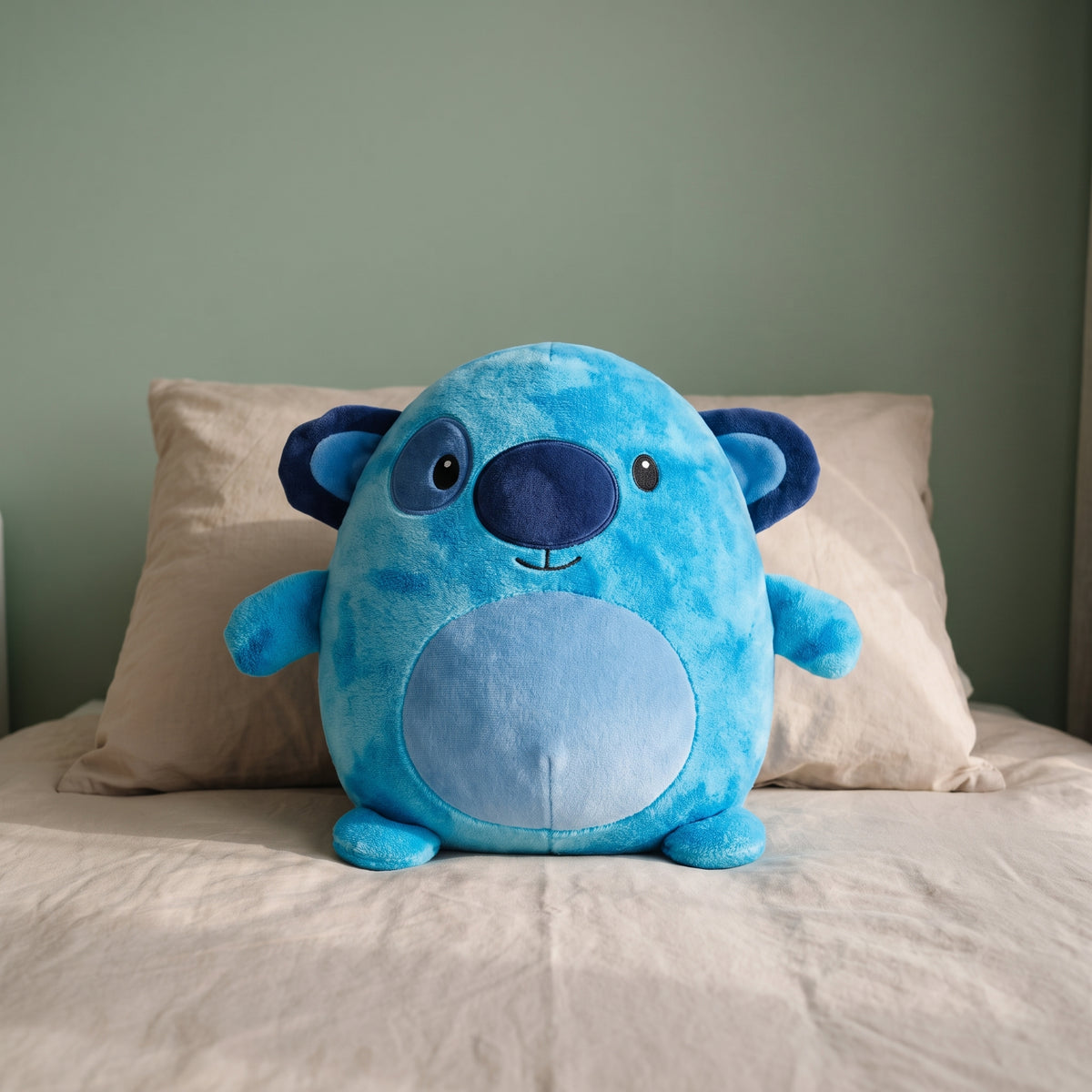 Le doudou koala bleu posé sur le lit d'enfant Image