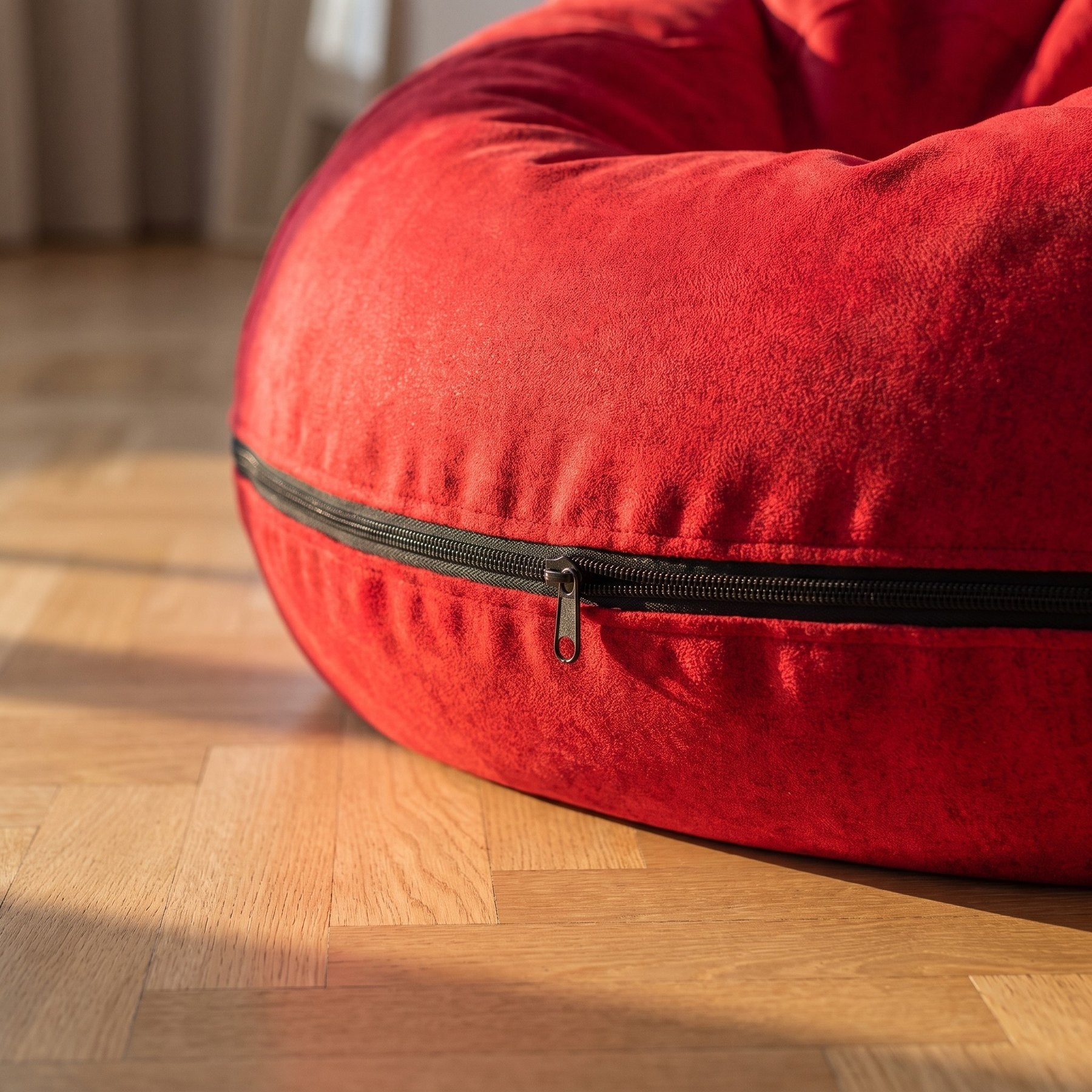 Fermeture éclair noire fermée sur la couture basse du pouf rouge Image