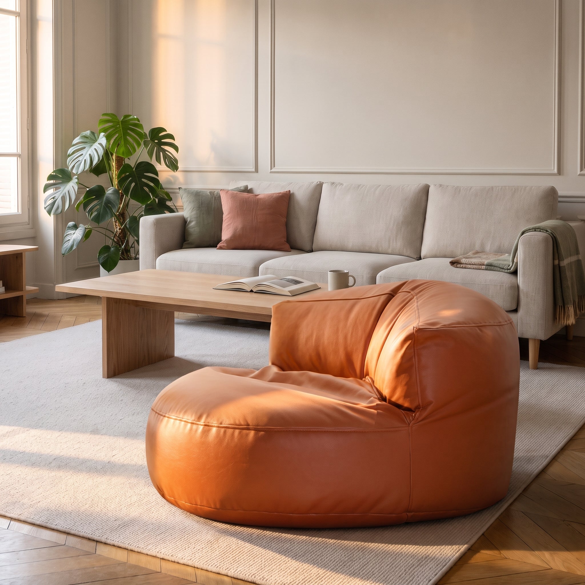 Pouf fauteuil orange posé sur le tapis clair du salon Image