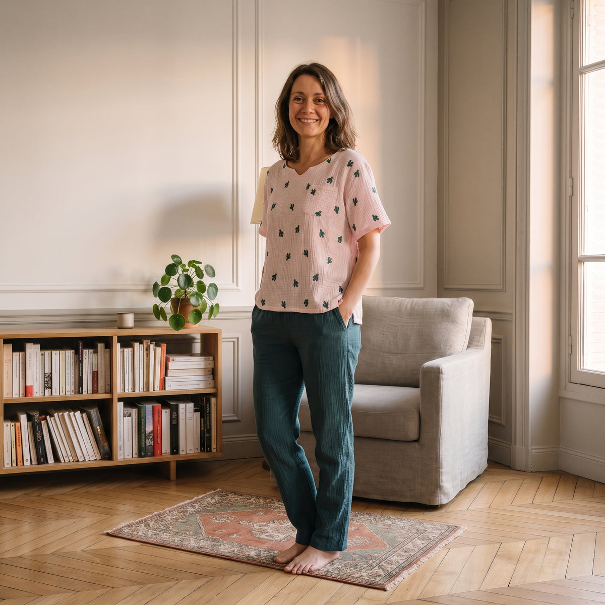 Femme debout en pyjama d'été rose, les mains dans les poches du pantalon Image