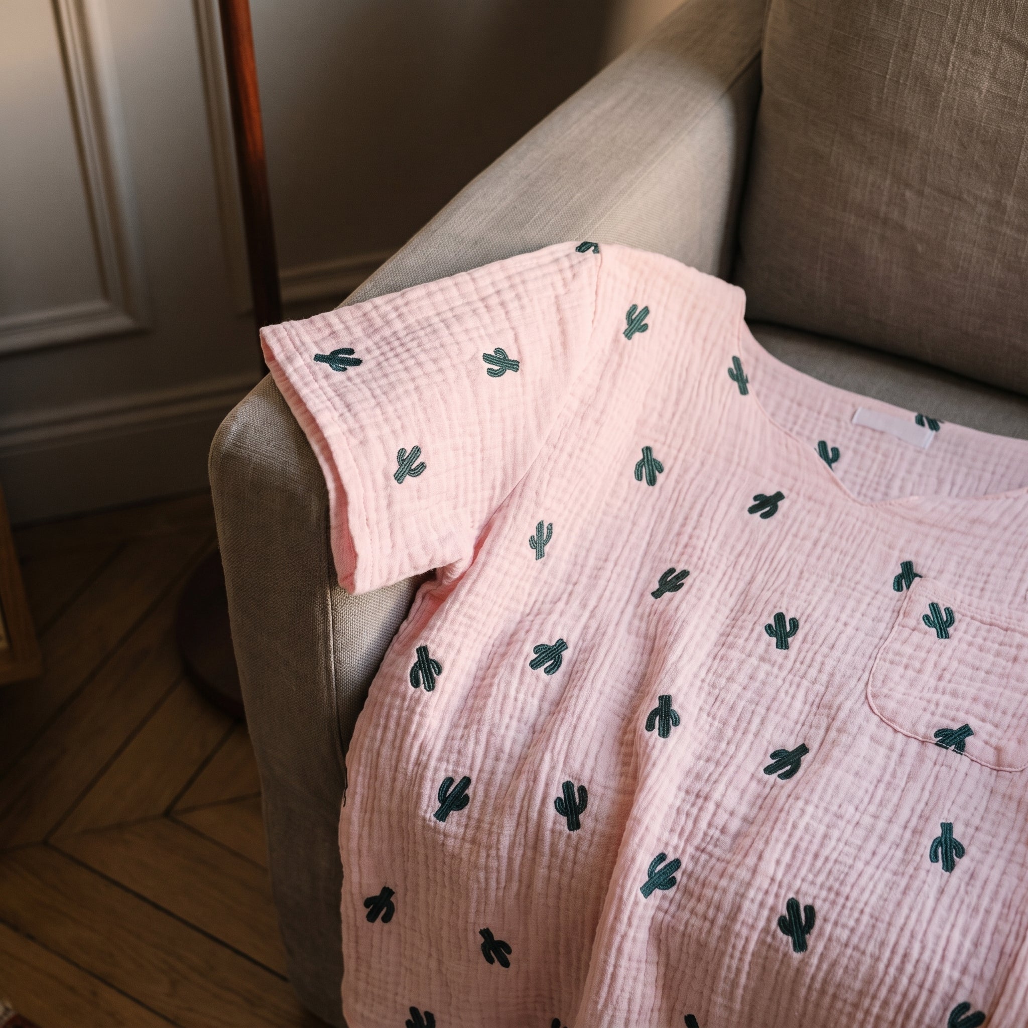 Détail du t-shirt de pyjama en gaze de coton rose, cactus brodés et poche plaquée Image