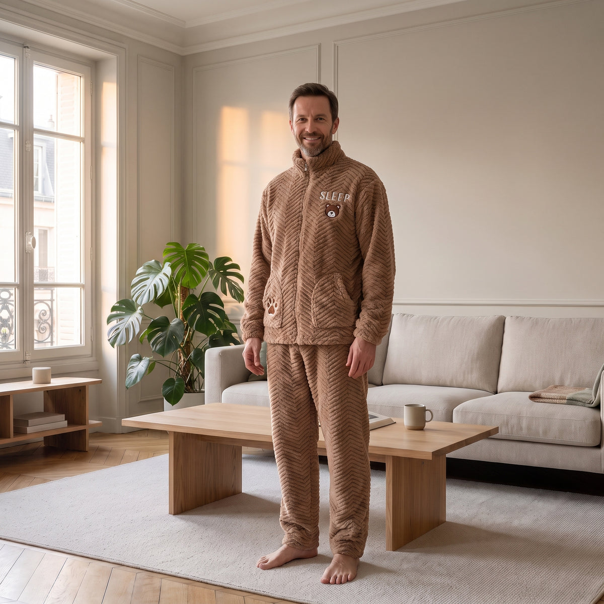 Homme en pyjama polaire camel à col montant zippé, écusson ourson brodé Image