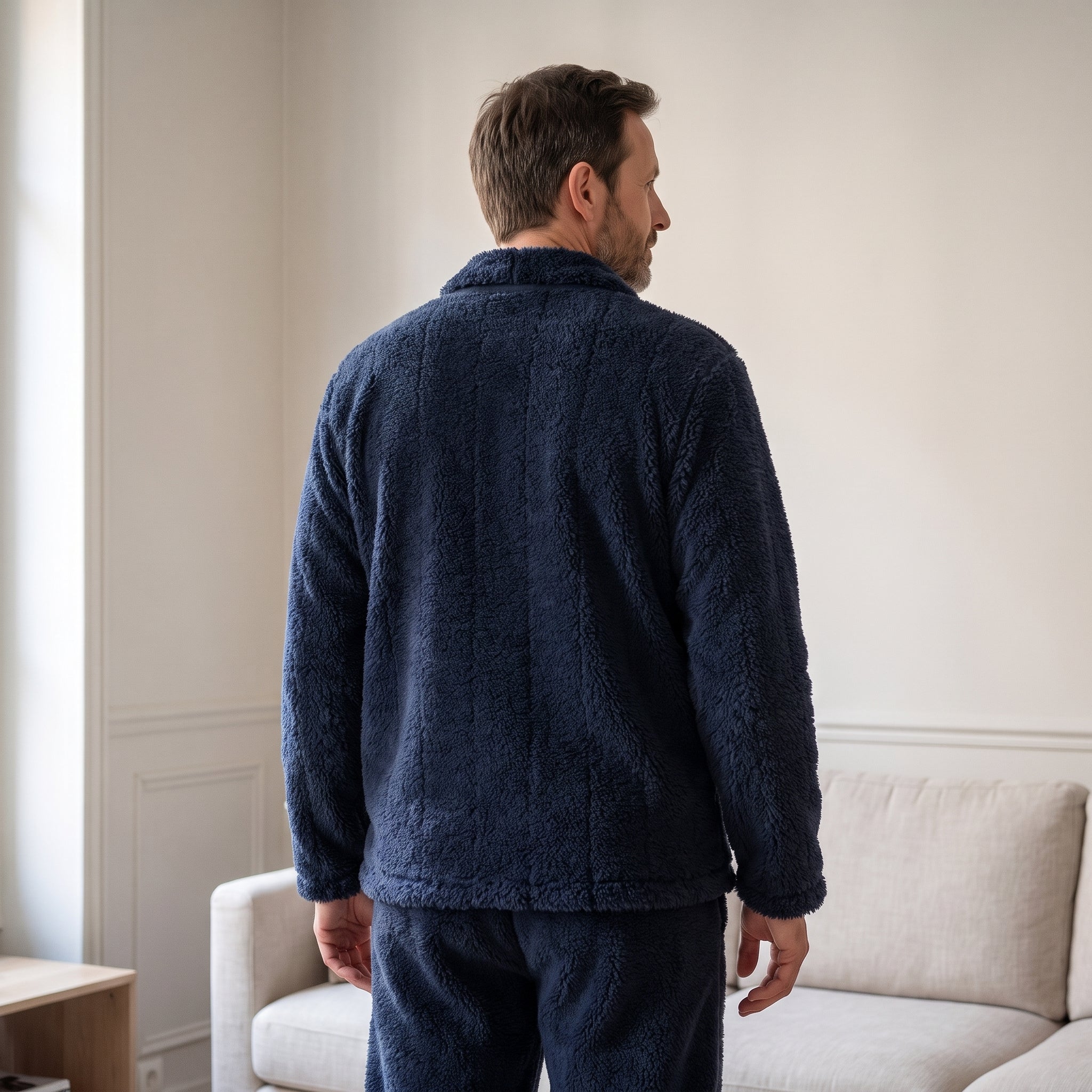 Dos de la veste de pyjama en peluche bleu marine, portée debout Image