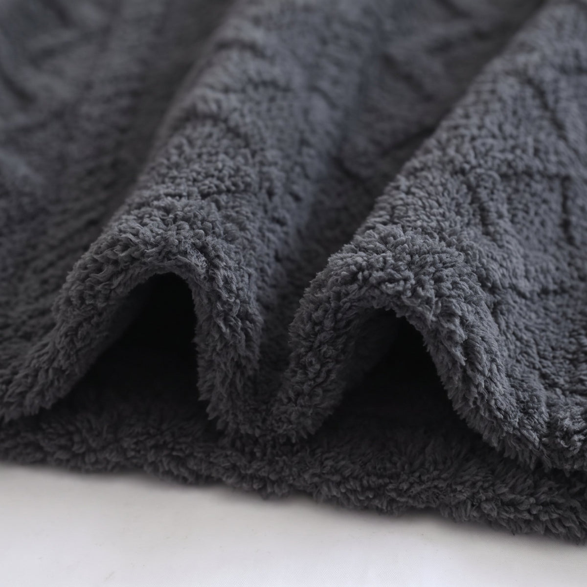Gros plan sur la peluche noire à poil long du pyjama Image