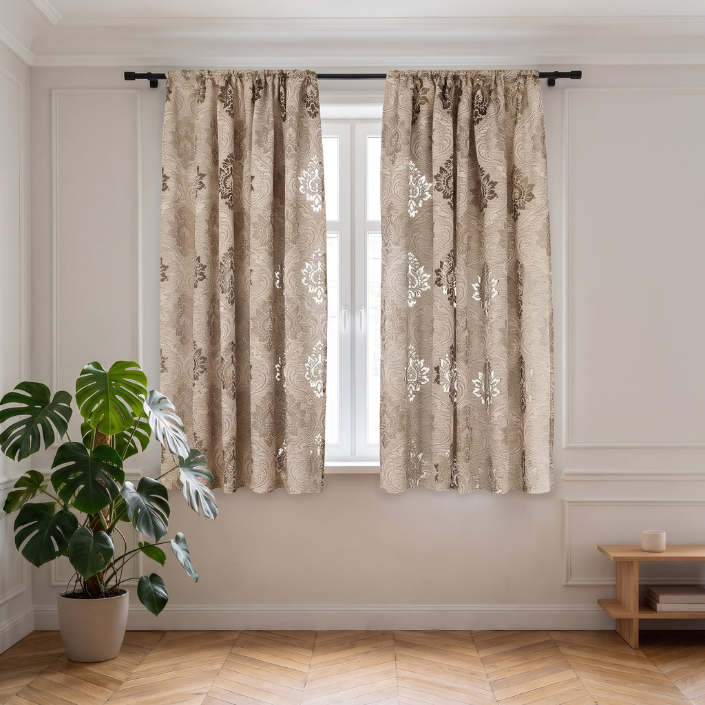 Rideau court damassé Motif beige, deux pans fermés sur la fenêtre