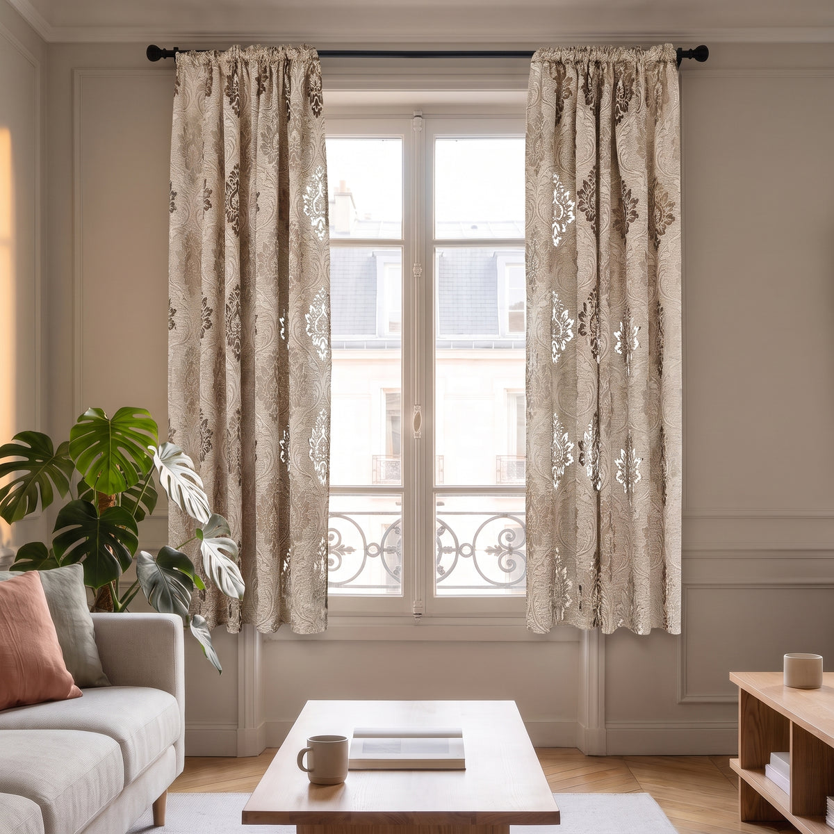 Rideau court damassé beige, pans écartés, la fenêtre dégagée