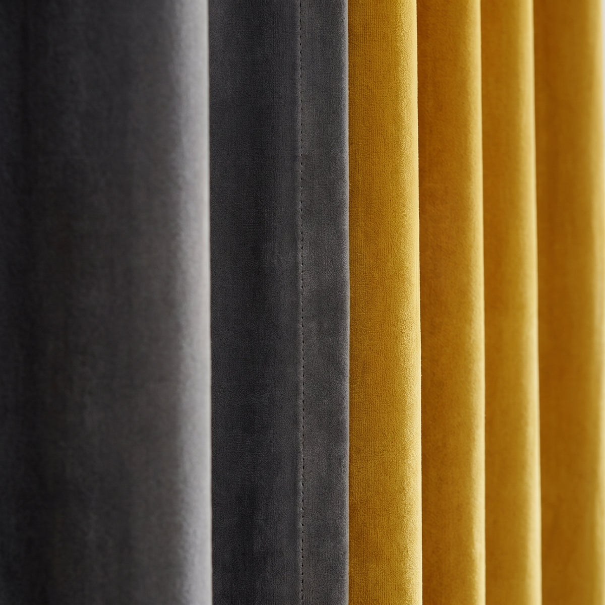 Gros plan du velours : le lé gris et le lé jaune réunis par leur couture verticale, et le poil du tissu Image