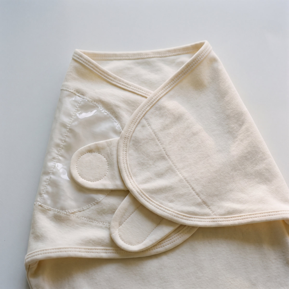 Rabats croisés et fermeture auto-agrippante du sac de couchage pour bébé Image