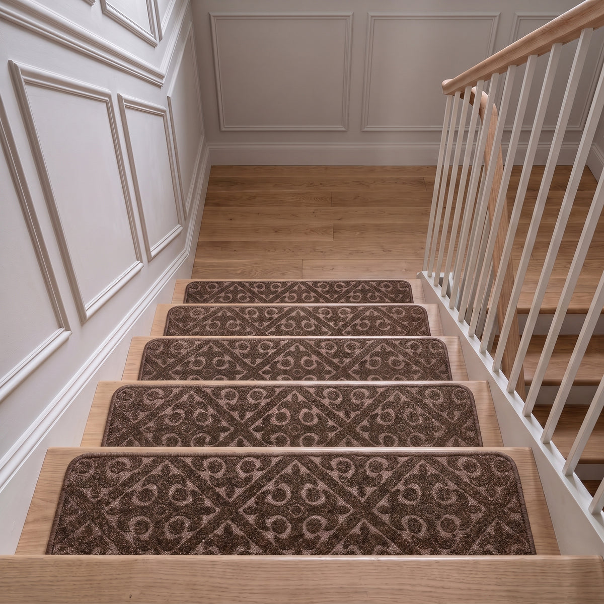 Marches habillées d'un tapis marron foncé, le motif de losanges vu de près Image