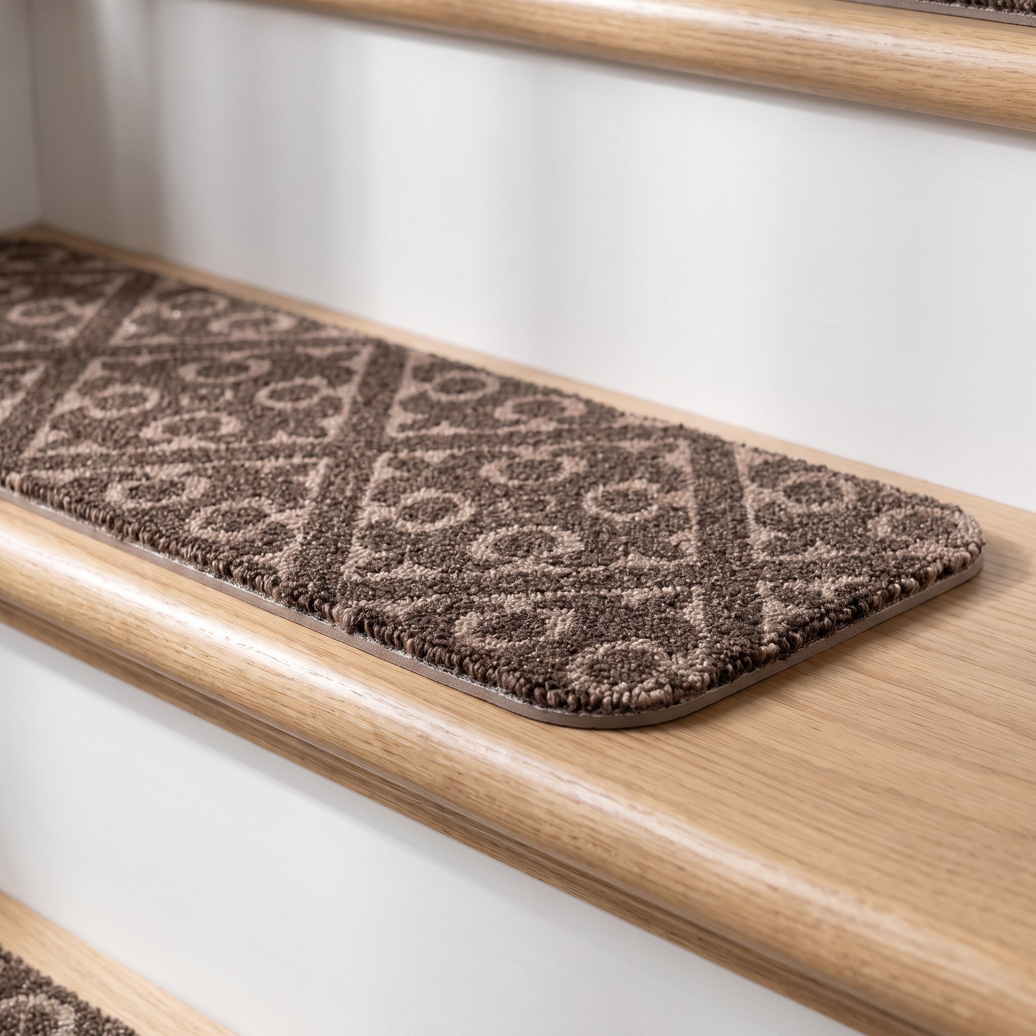 Tapis de marche vu de près, sa tranche mince le long du nez de marche en chêne Image