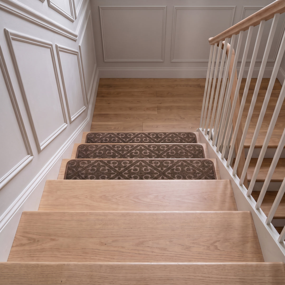 Escalier en cours de pose, une partie des marches habillée, les autres en chêne nu Image