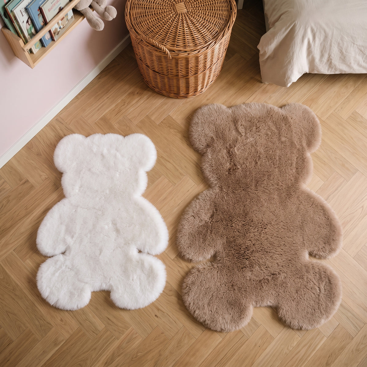 Les tapis ourson blanc et marron côte à côte sur le parquet Image