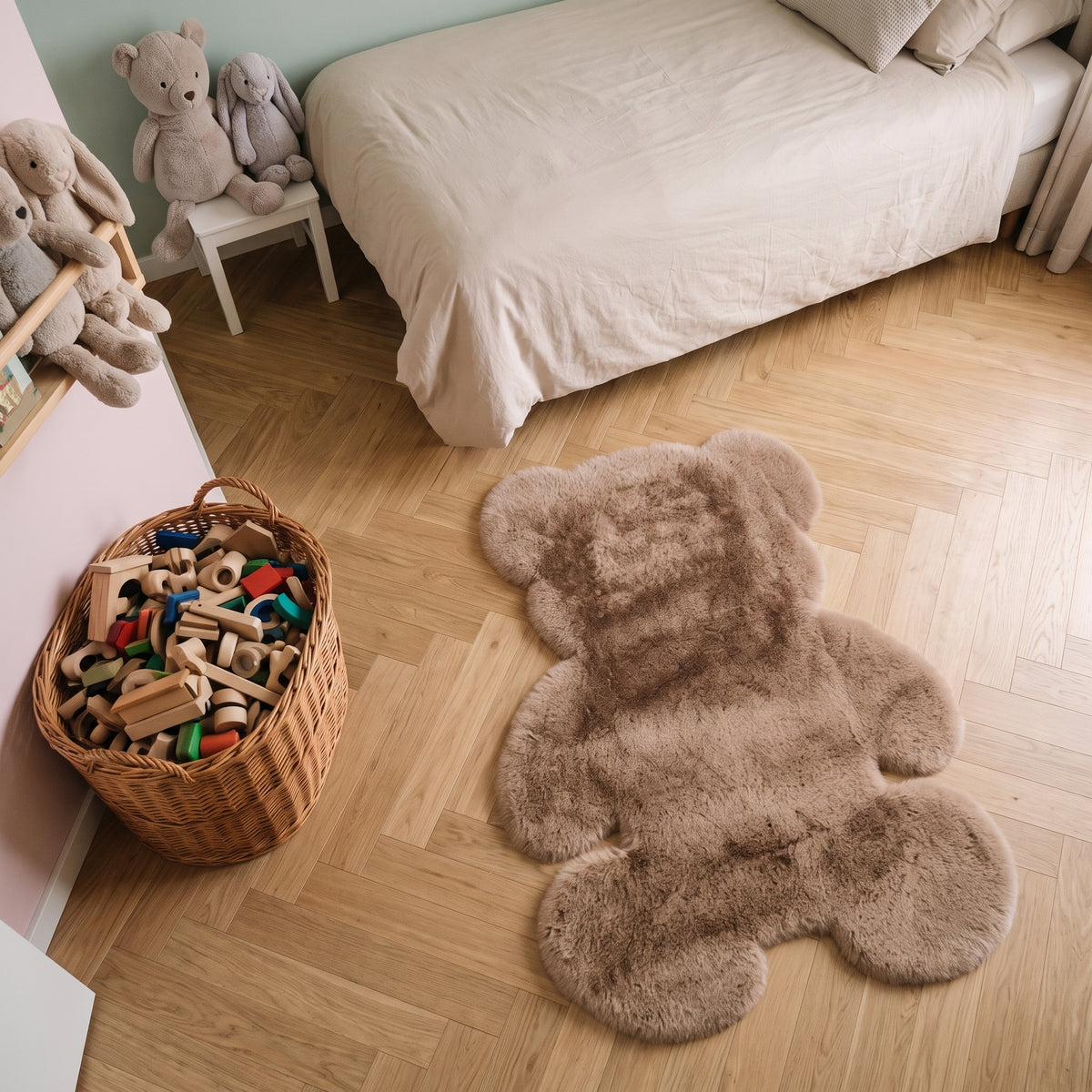 Tapis ourson marron posé entre le panier à jouets et le pied du lit Image