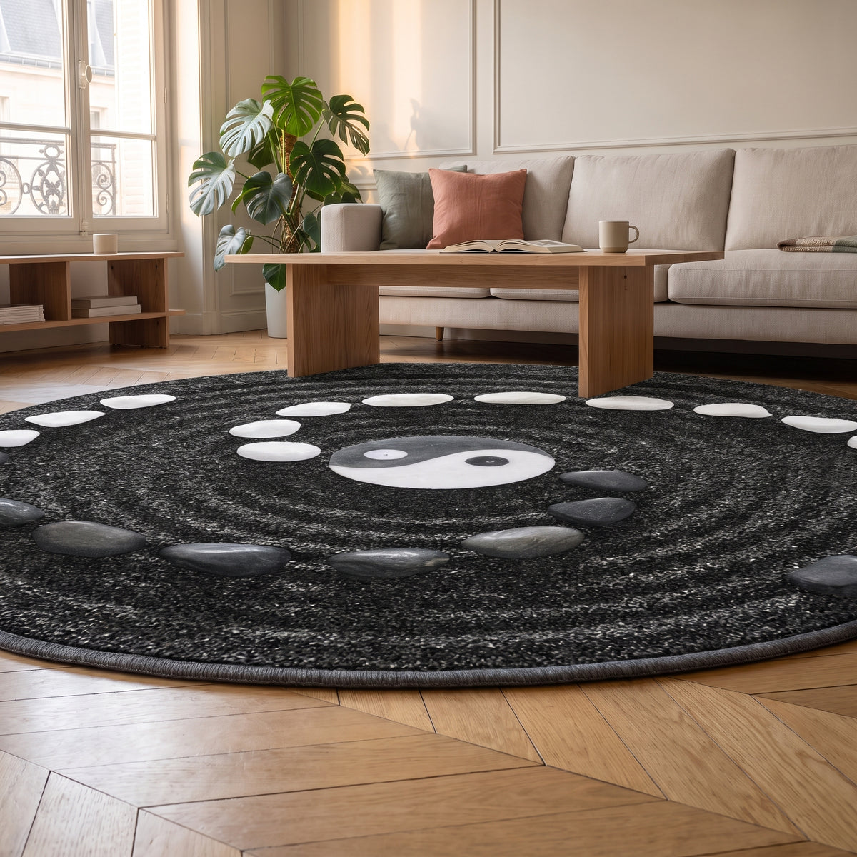 Tapis rond zen noir et blanc, son bord arrondi et sa surface rase vus au ras du parquet d'un salon Image