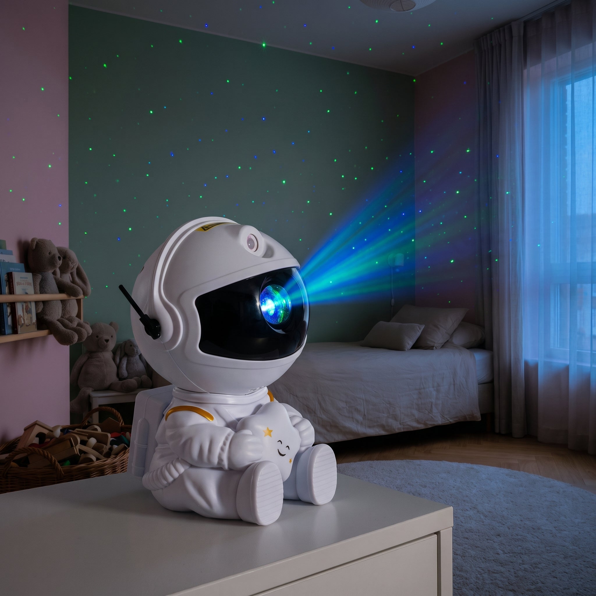 Veilleuse astronaute allumée, son faisceau constelle le mur d'une chambre d'enfant Image