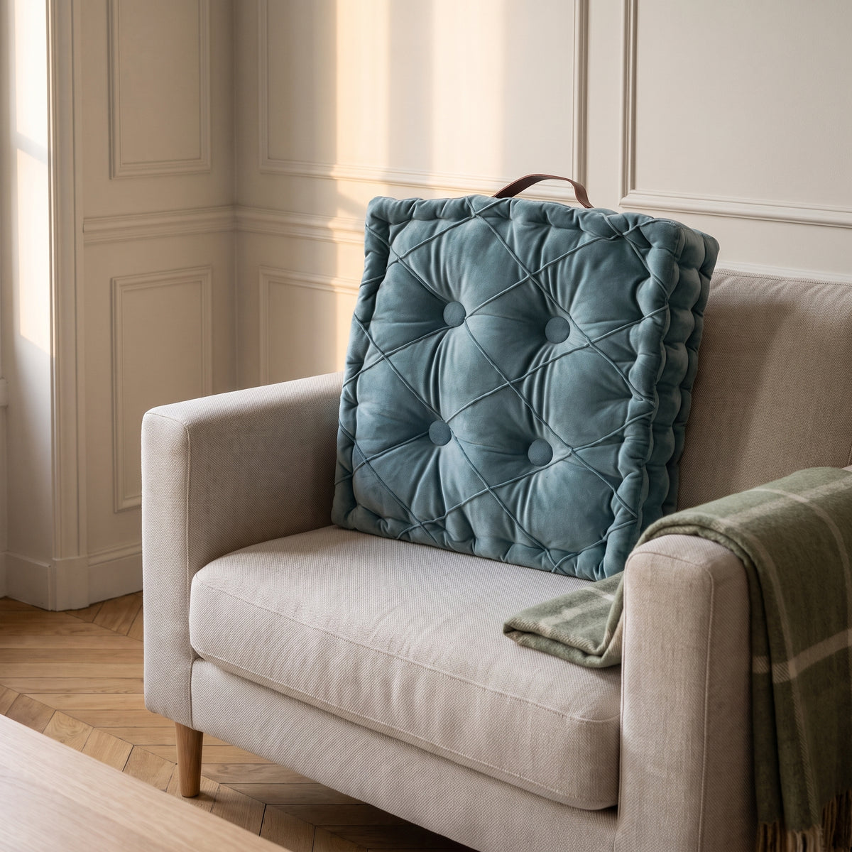 Coussin capitonne bleu gris dans le canape