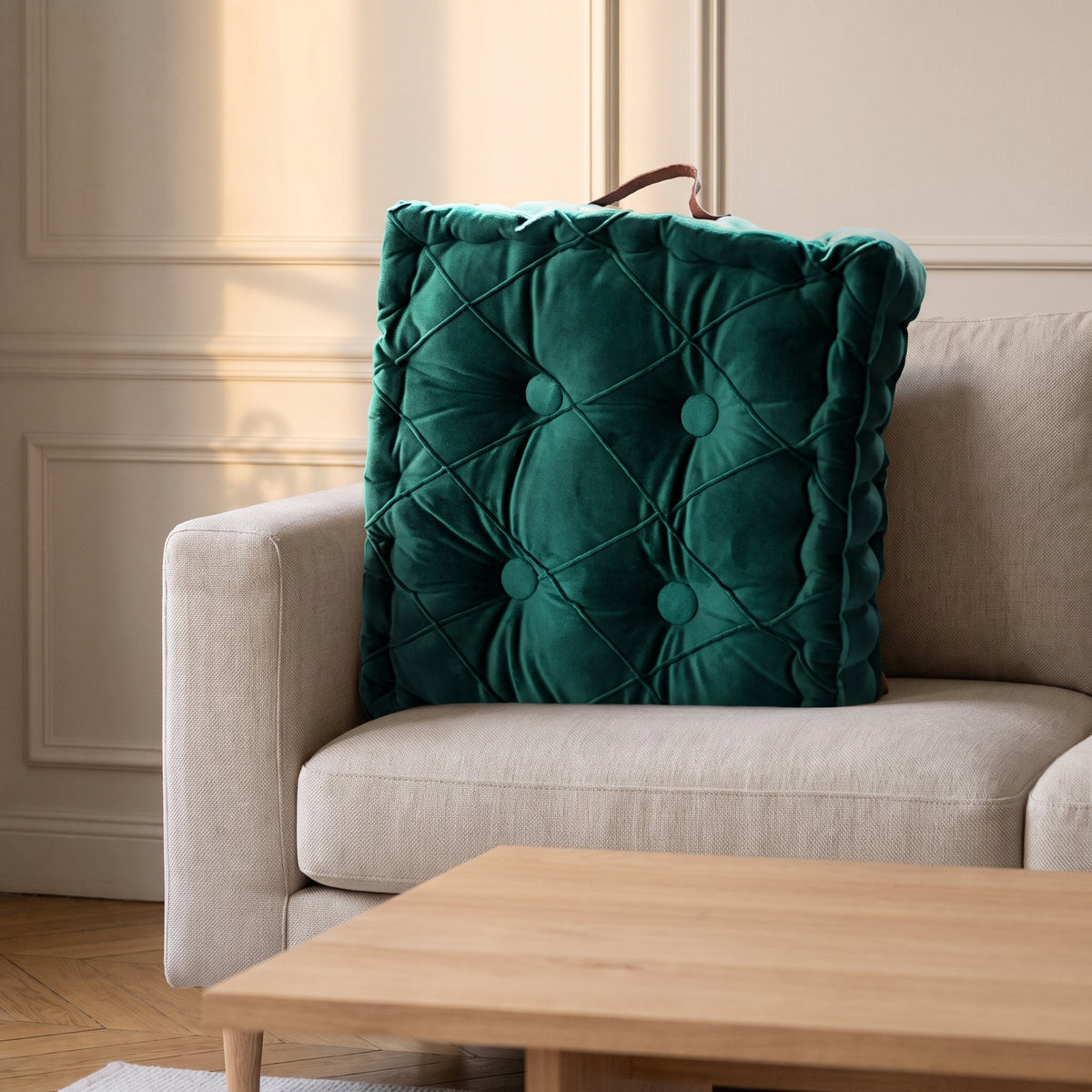 Coussin capitonne bleu canard dans le canape