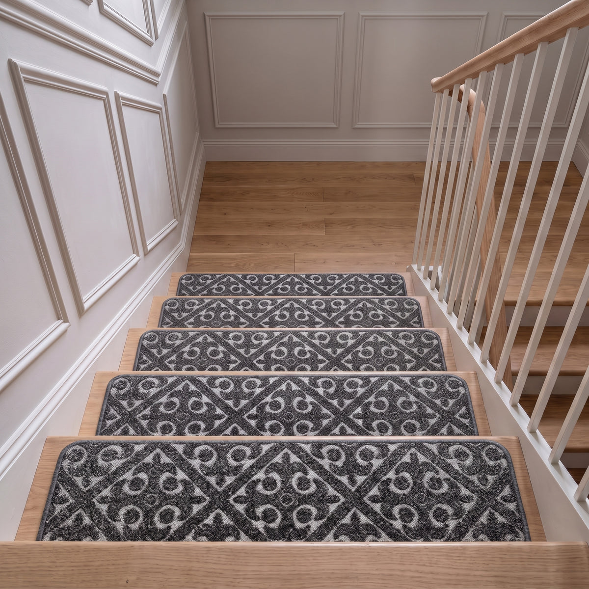 Tapis de marche gris posés sur chaque marche d'un escalier de chêne clair
