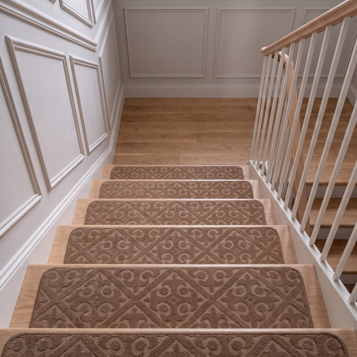Tapis de marche marron clair posés sur chaque marche d'un escalier de chêne clair