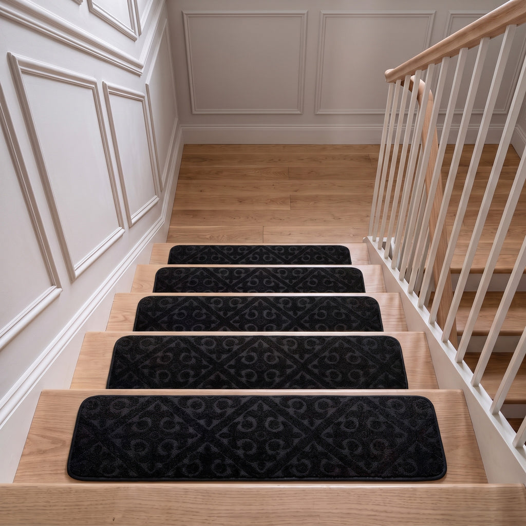 Tapis de marche noirs posés sur chaque marche d'un escalier de chêne clair