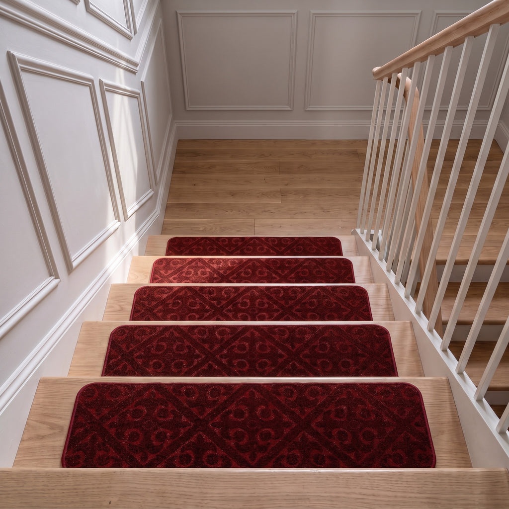 Tapis de marche rouges posés sur chaque marche d'un escalier de chêne clair