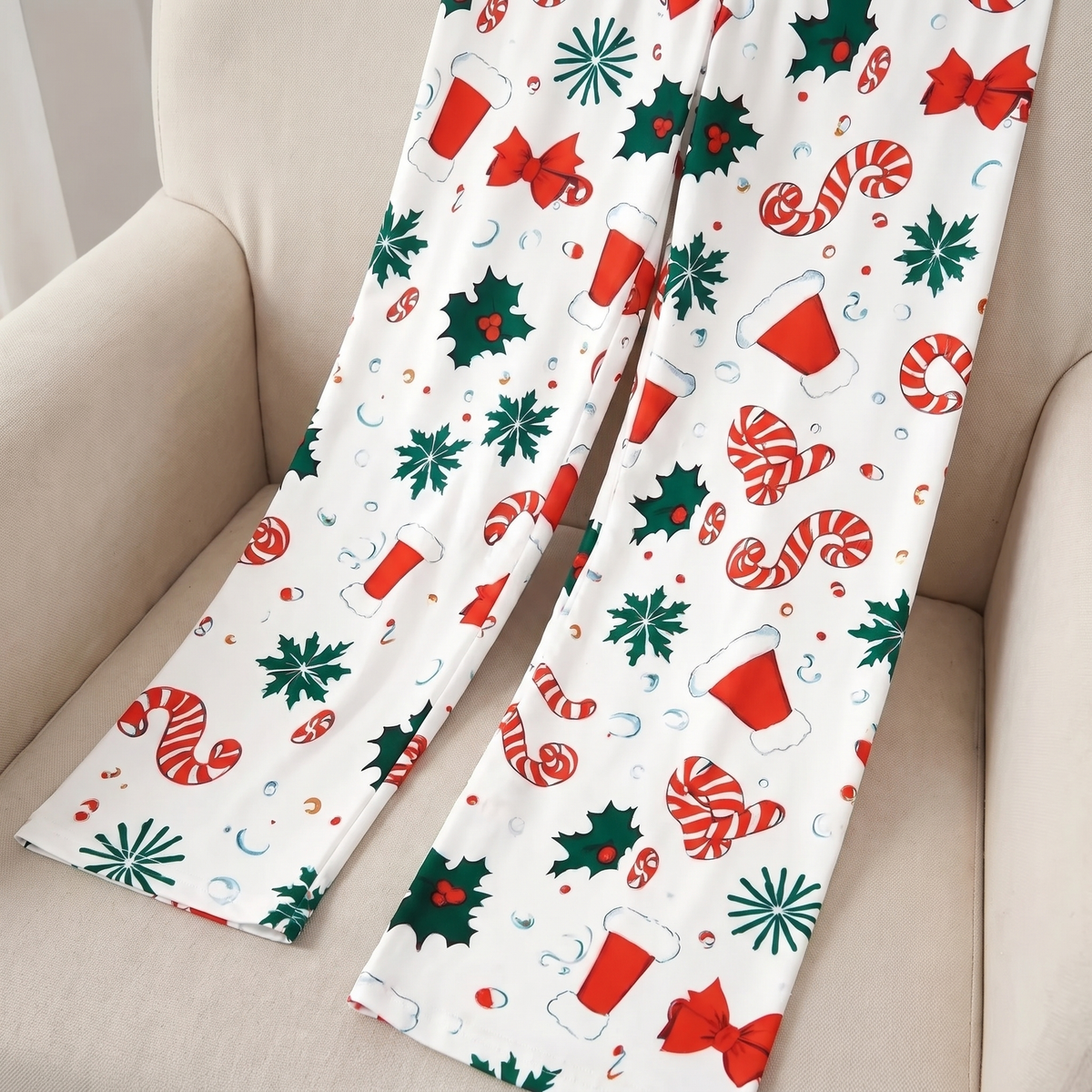 Détail du motif houx, bonnets et cannes en sucre du pyjama de Noël femme