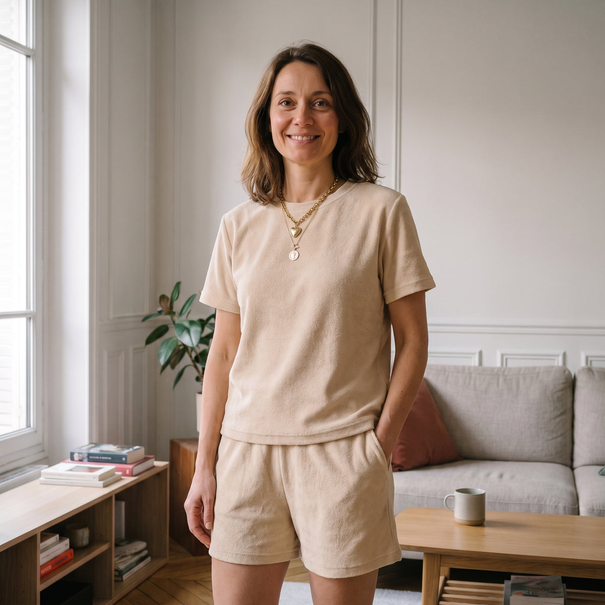 Ensemble d'été en éponge pour femme, coloris beige, t-shirt et short portés dans un salon
