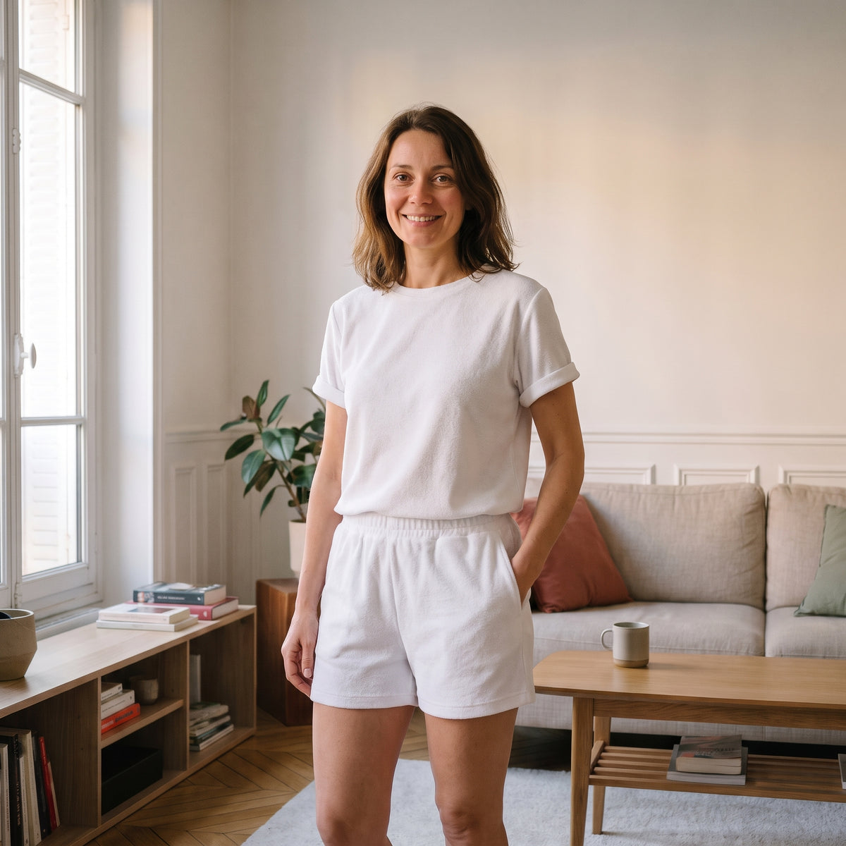 Ensemble d'été en éponge pour femme, coloris blanc, t-shirt et short portés dans un salon
