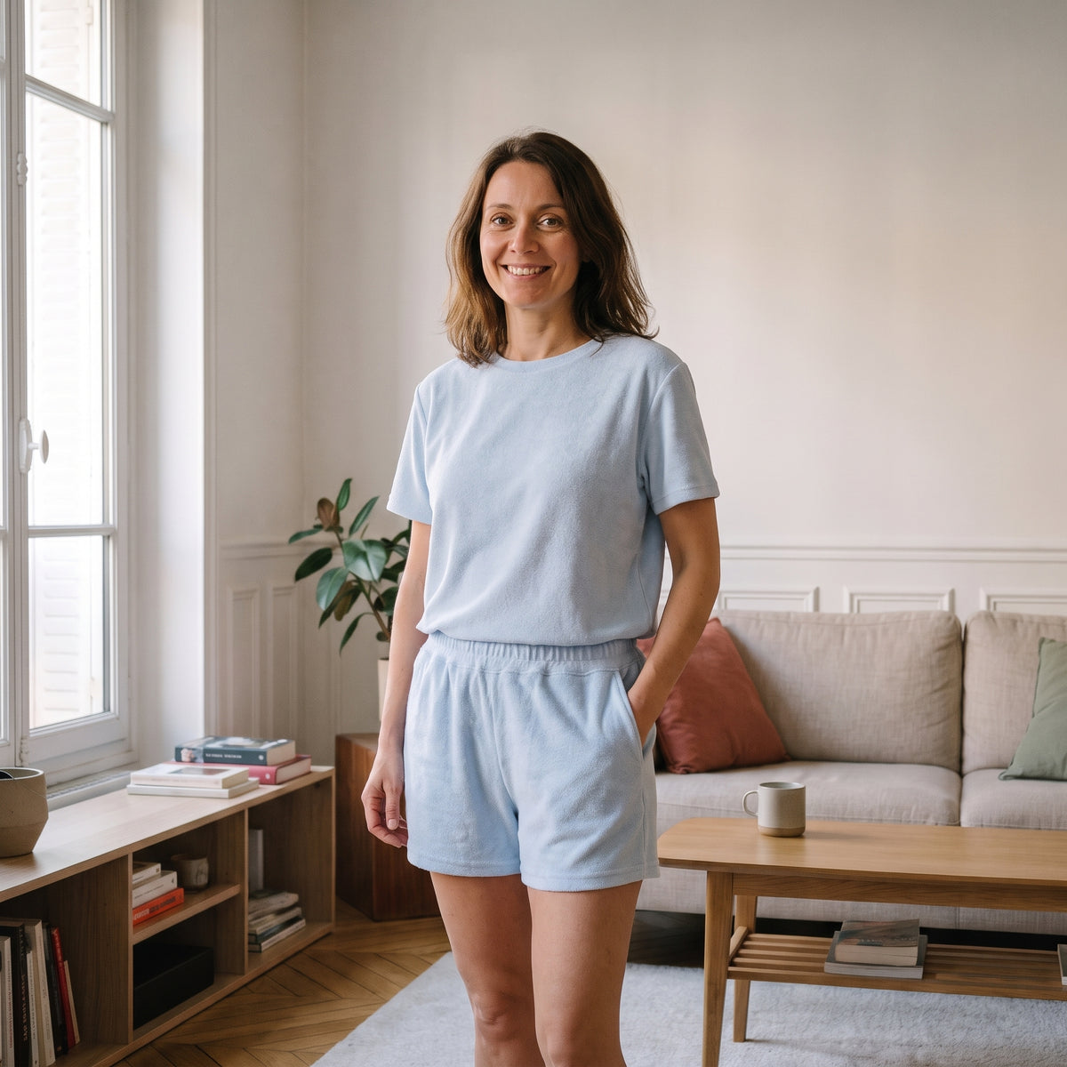 Ensemble d'été en éponge pour femme, coloris bleu ciel, t-shirt et short portés dans un salon