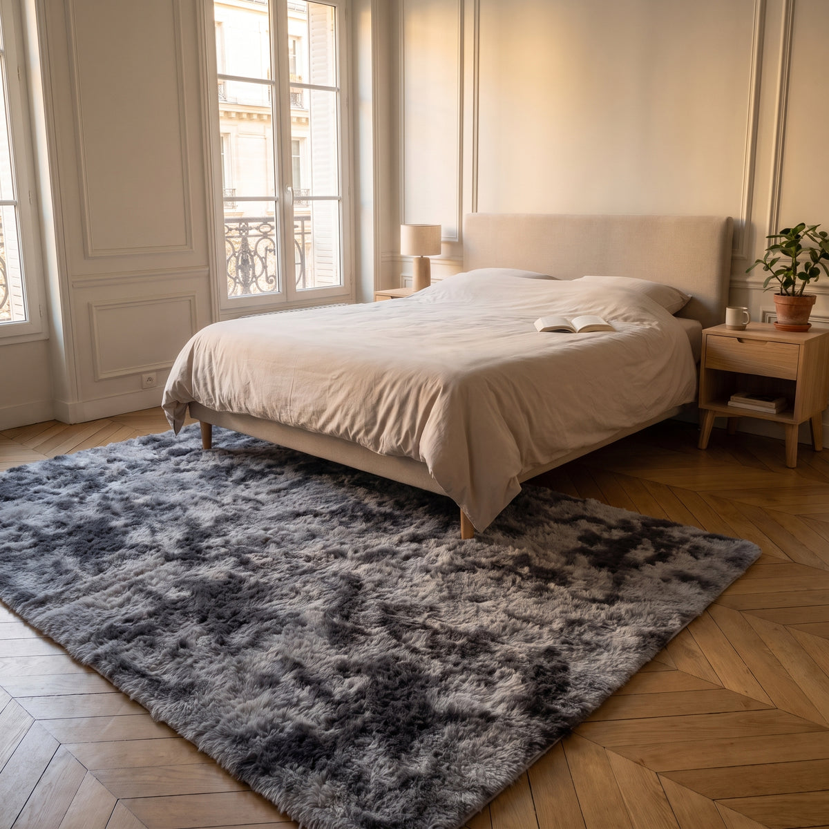 Tapis à poils longs gris foncé chiné posé le long du lit, éclairé par la fenêtre