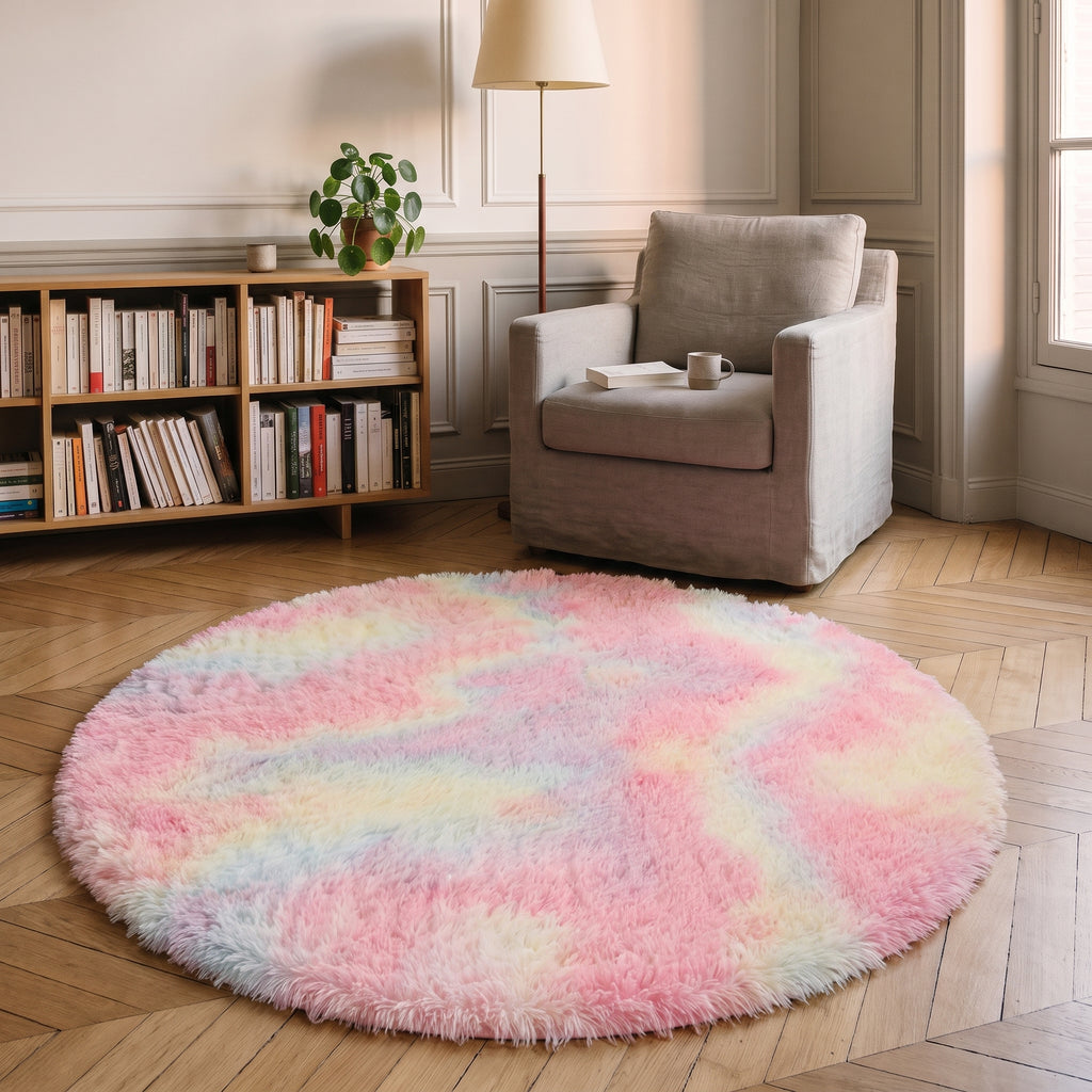 Tapis rond à poils longs coloris Arc en ciel, posé devant le fauteuil d'un coin lecture