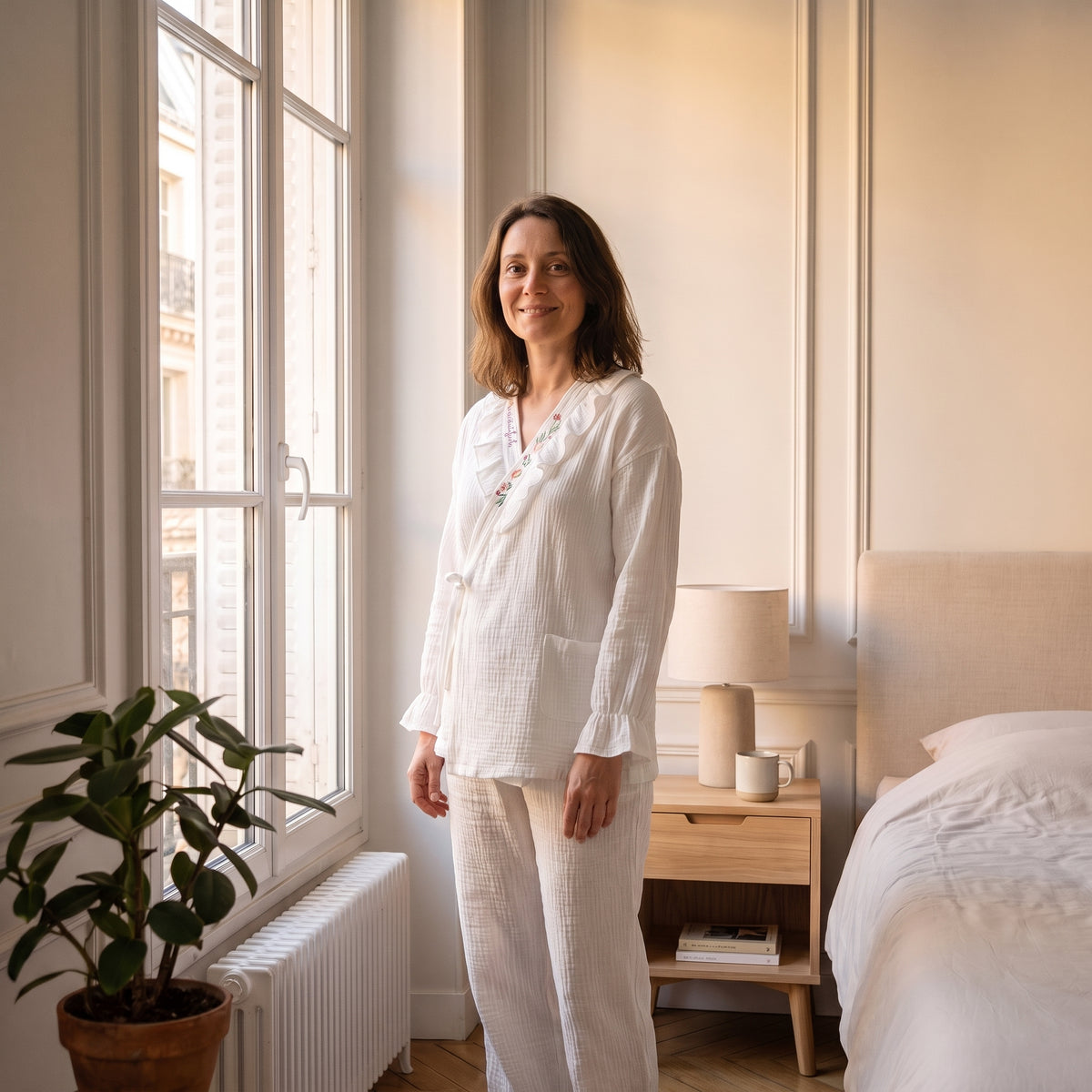 Pyjama femme cache-cœur brodé blanc écru porté