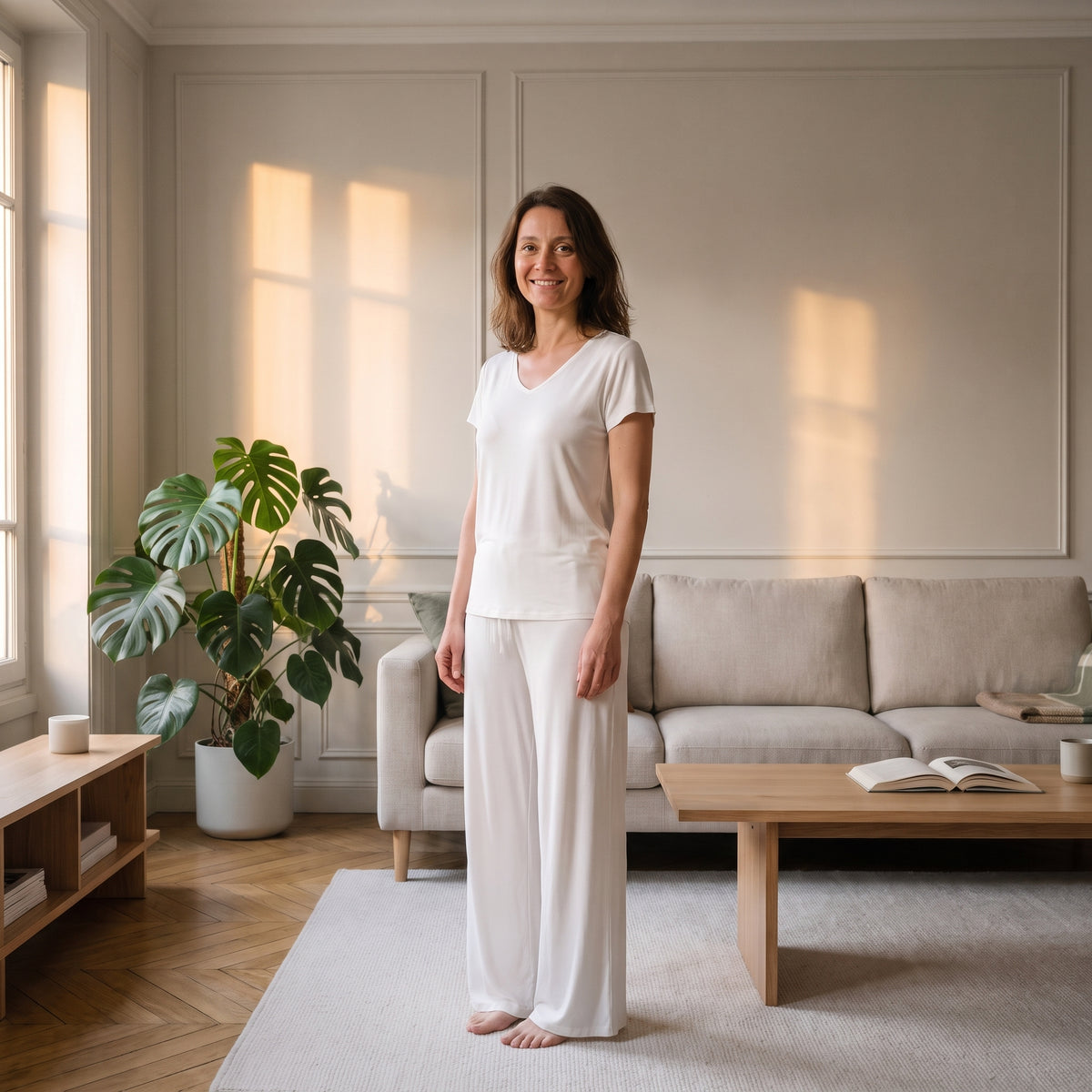 Pyjama mi-saison blanc porté par une femme dans le salon